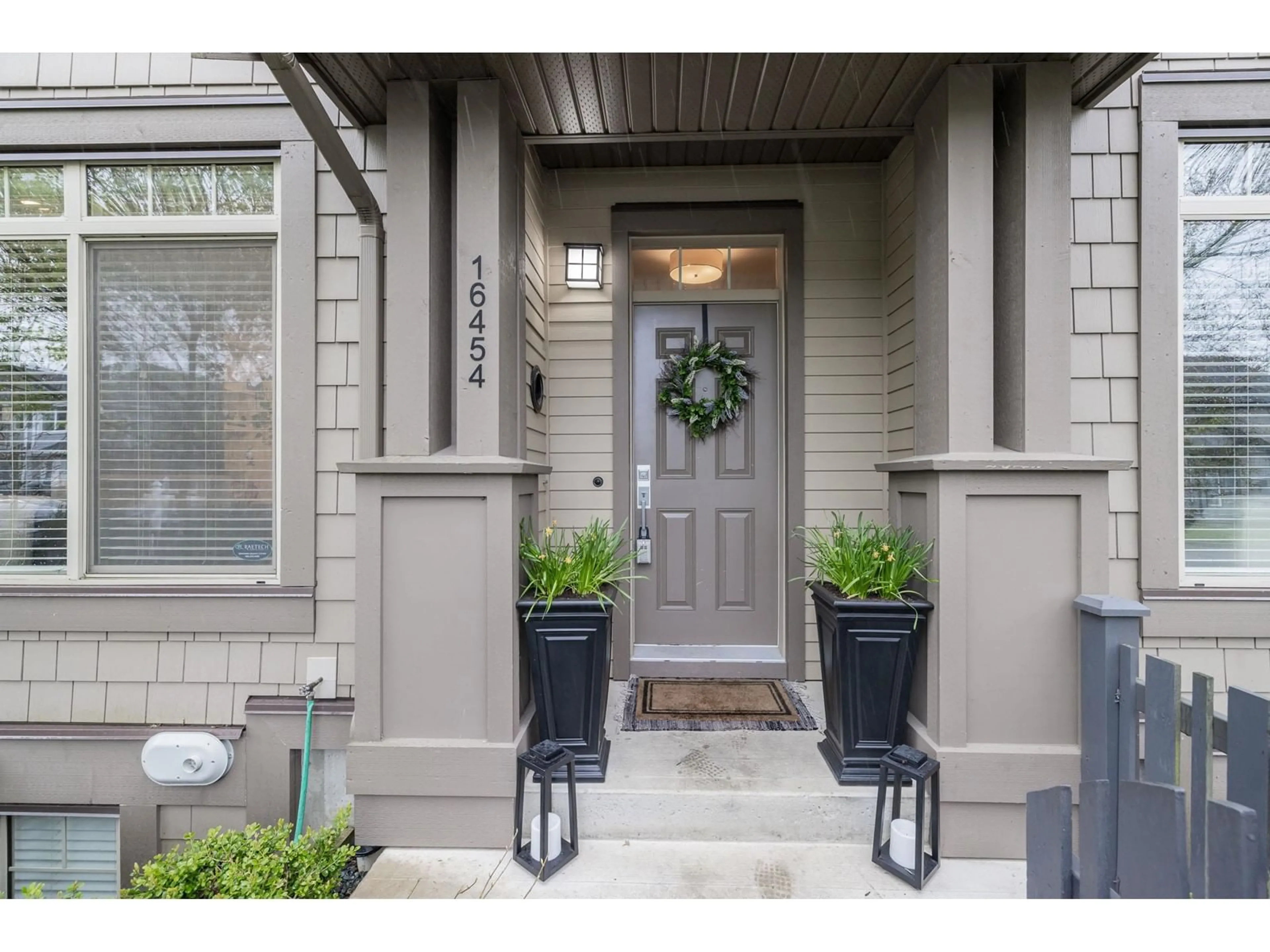 Indoor entryway for 16454 25, Surrey British Columbia V3Z0M8
