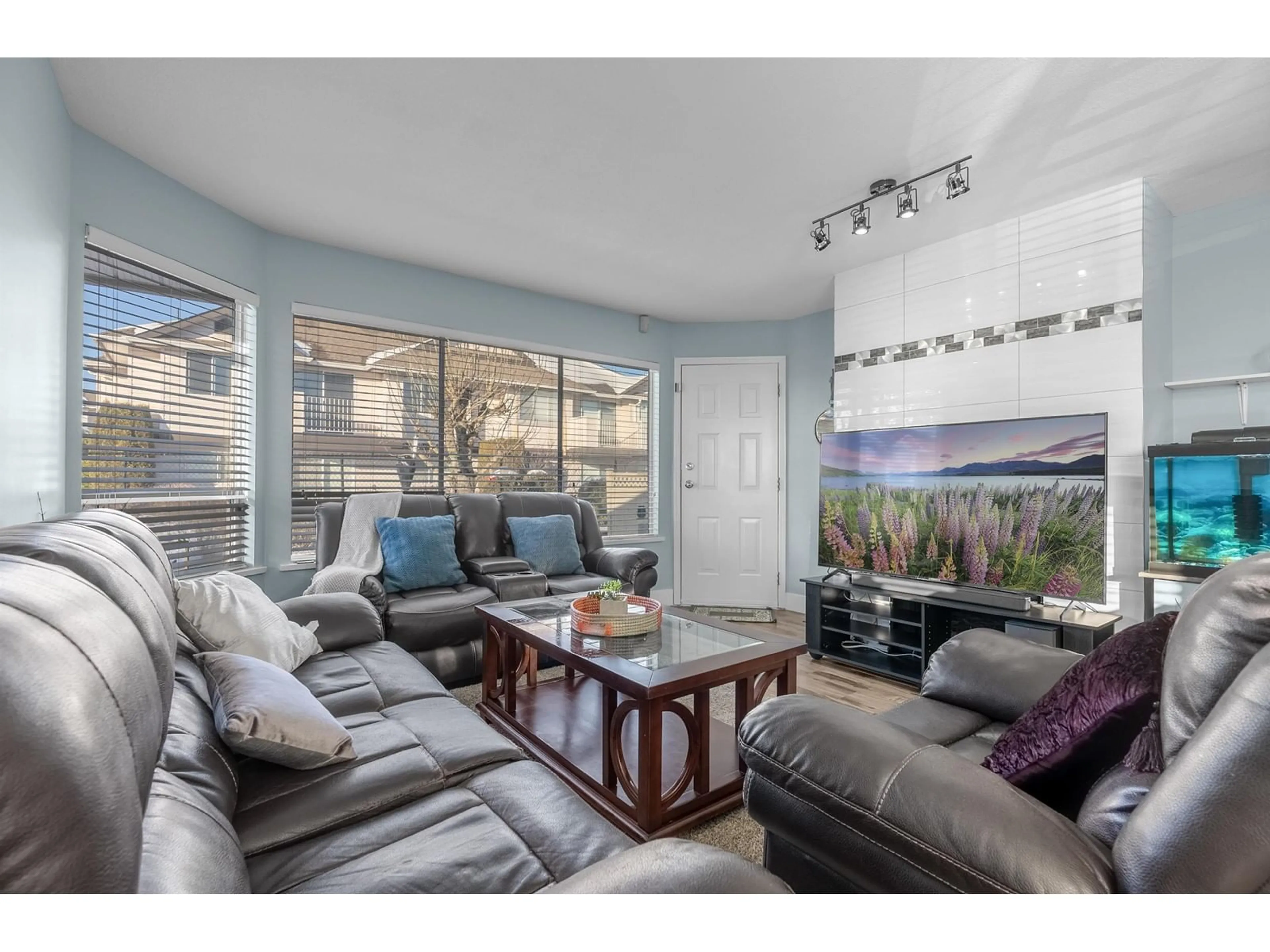 Living room with furniture, unknown for 17 - 3070 TOWNLINE, Abbotsford British Columbia V2T5M2