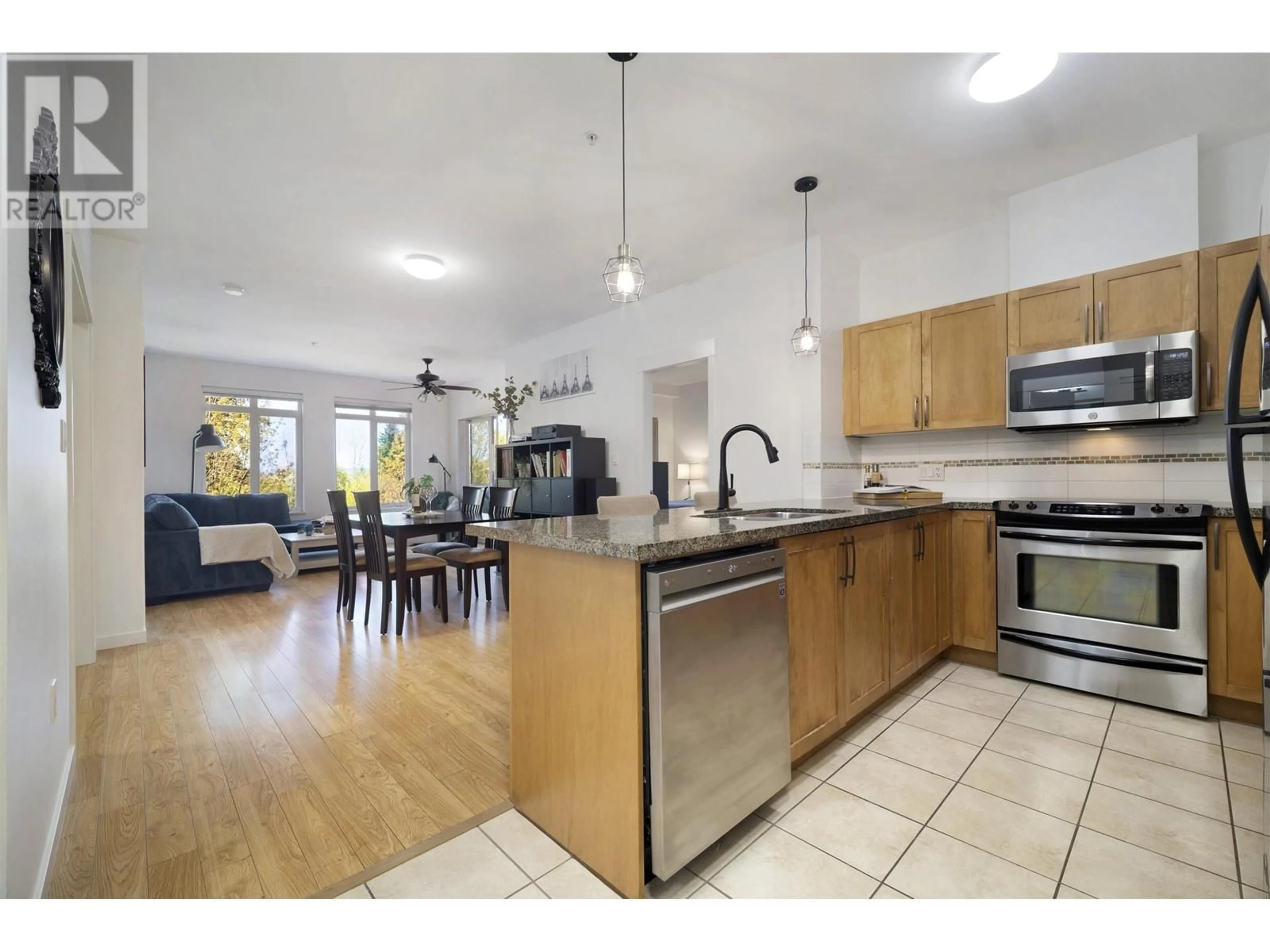 Open concept kitchen, unknown for 323 - 12350 HARRIS ROAD, Pitt Meadows British Columbia V3Y0C5