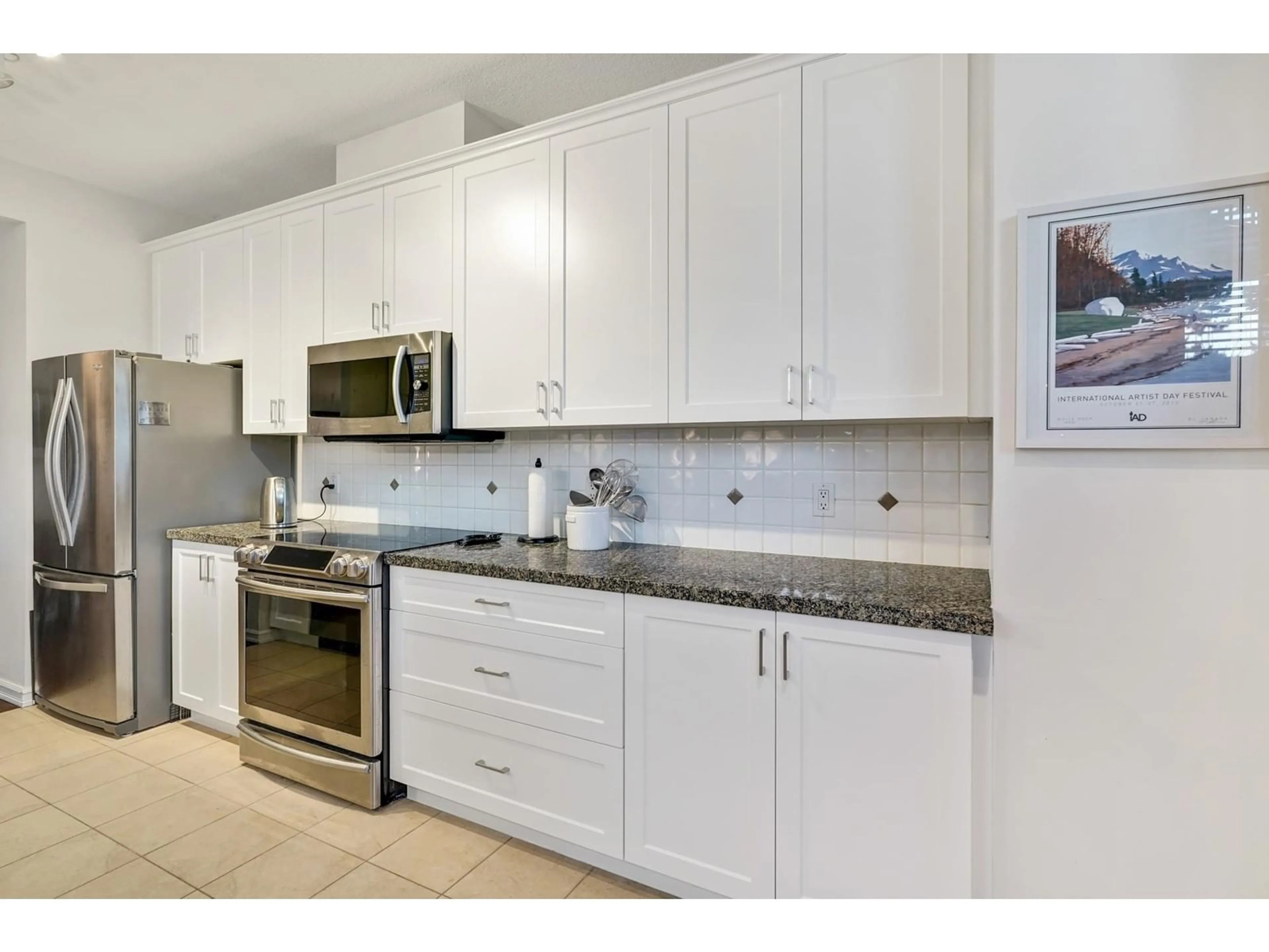 Standard kitchen, ceramic/tile floor for 102 - 1580 MARTIN, White Rock British Columbia V4B5M3
