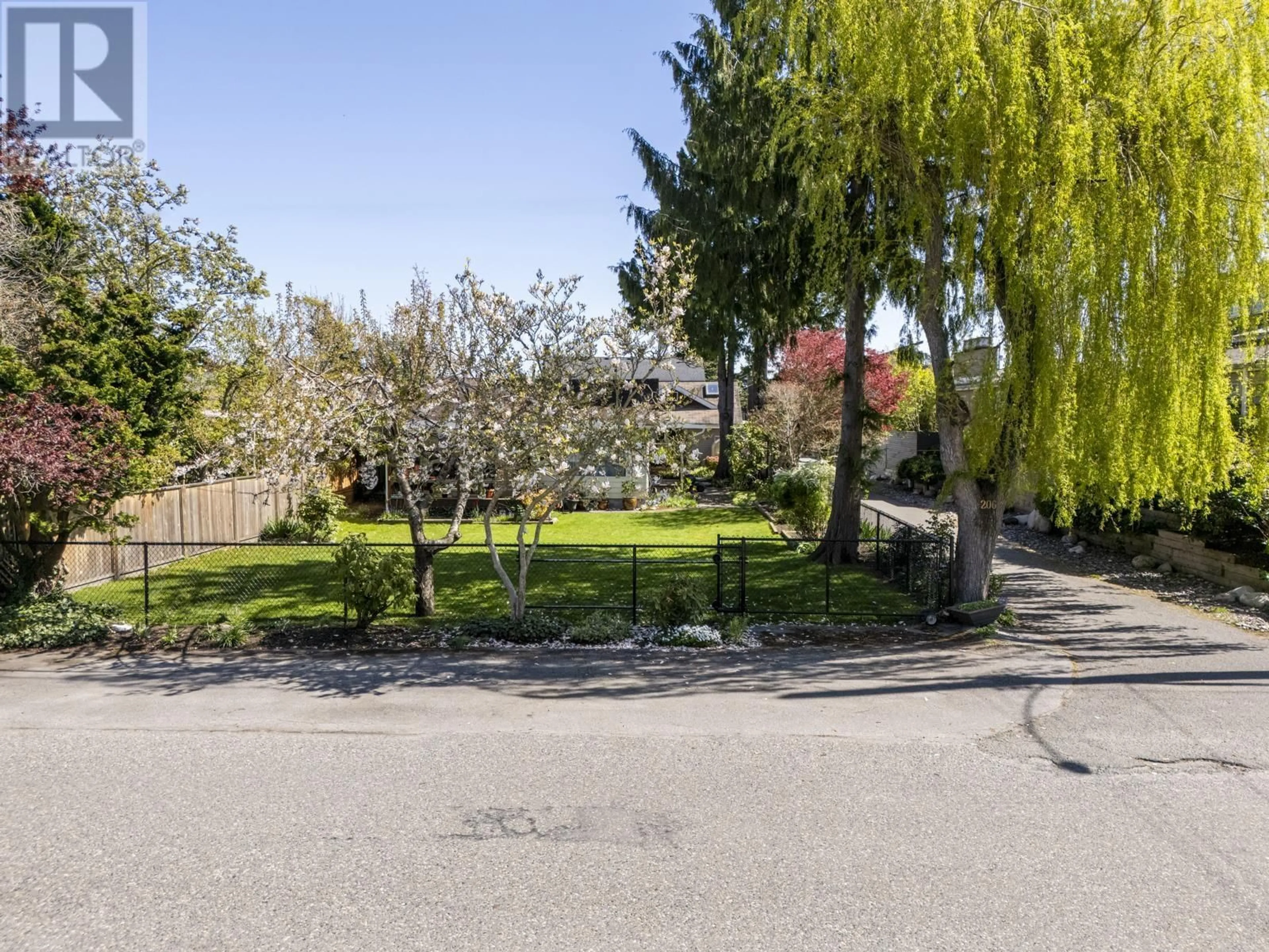 Patio, street for 206 66A STREET, Delta British Columbia V4L1M5