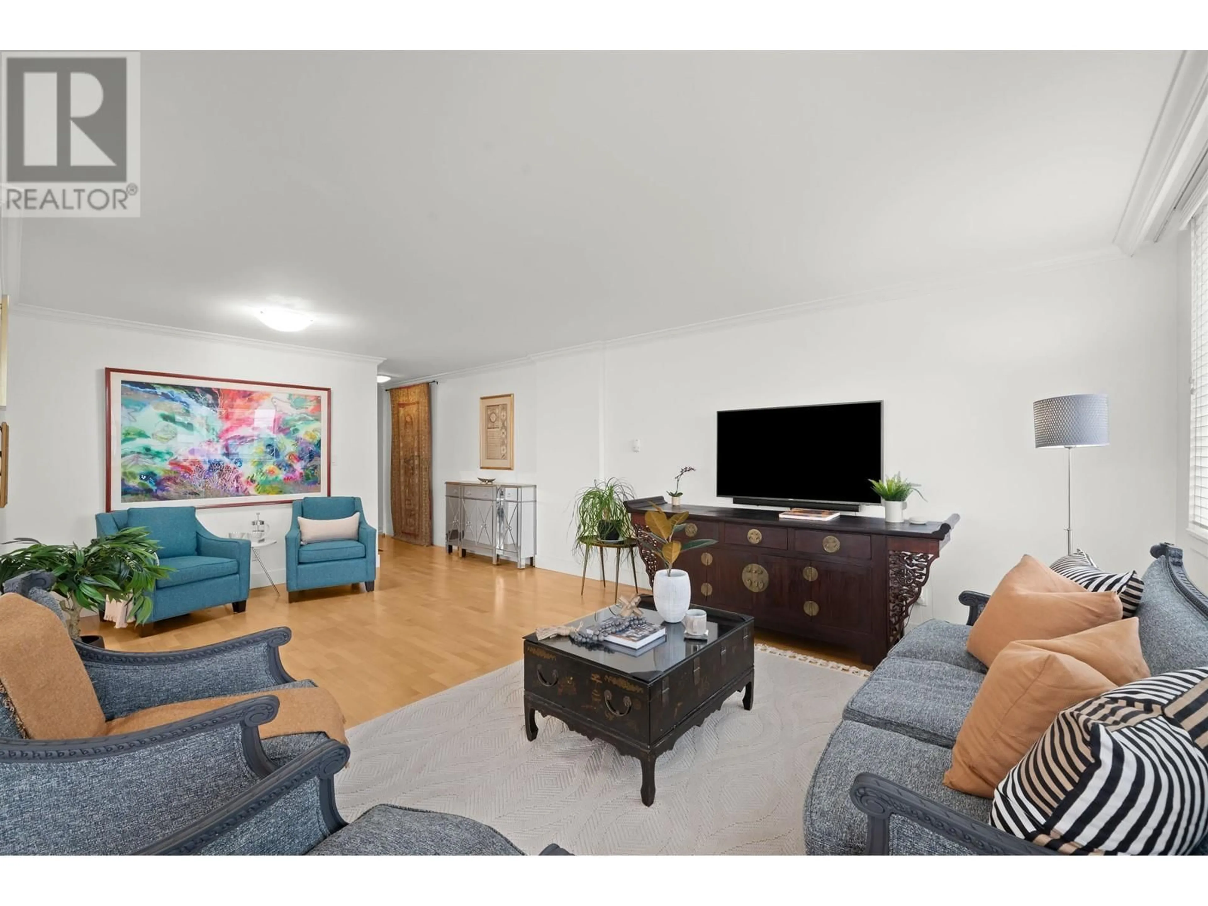 Living room with furniture, unknown for 402 - 555 13TH STREET, West Vancouver British Columbia V7T2N8