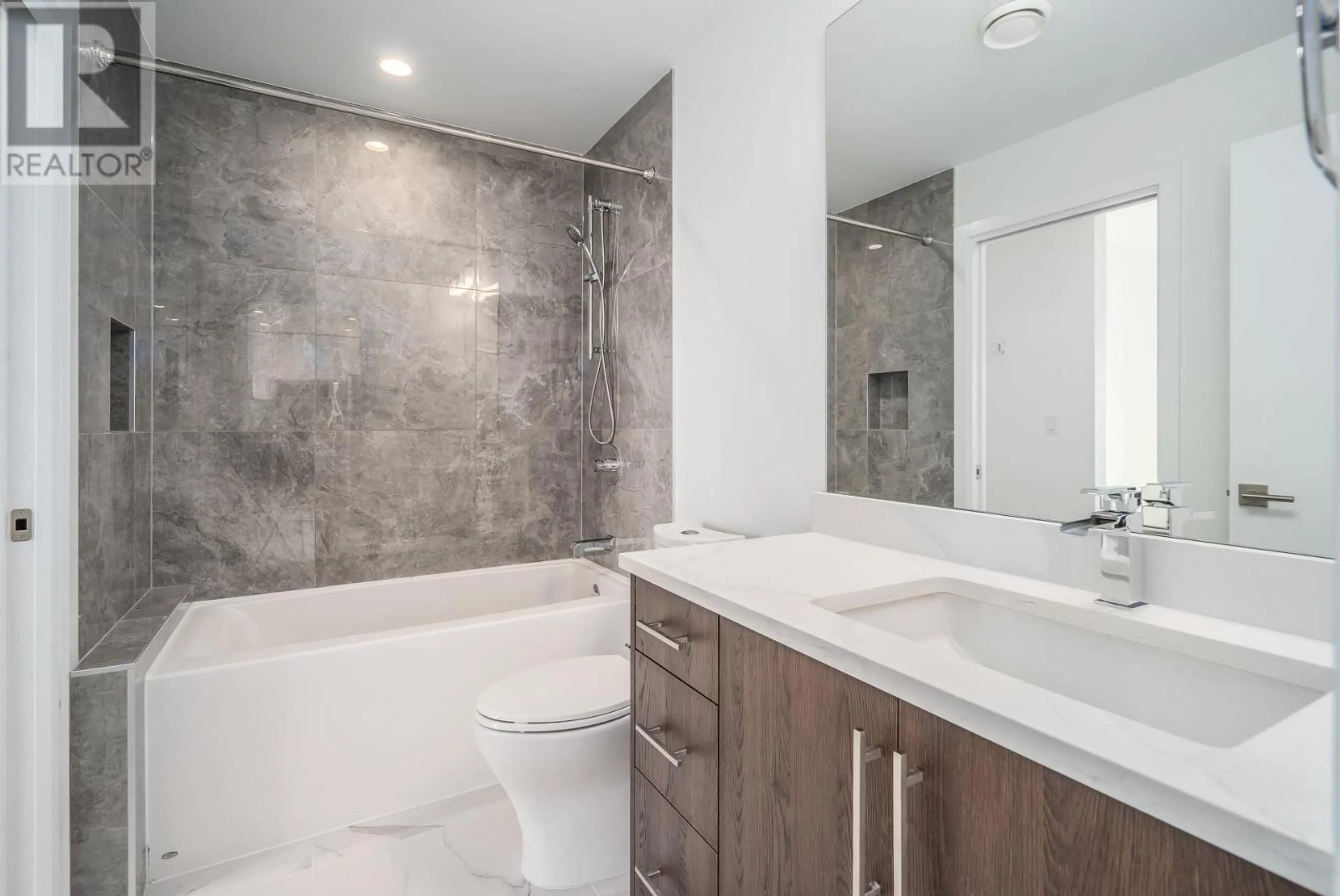Contemporary bathroom, ceramic/tile floor for 304 - 11703 FRASER STREET, Maple Ridge British Columbia V2X2L8