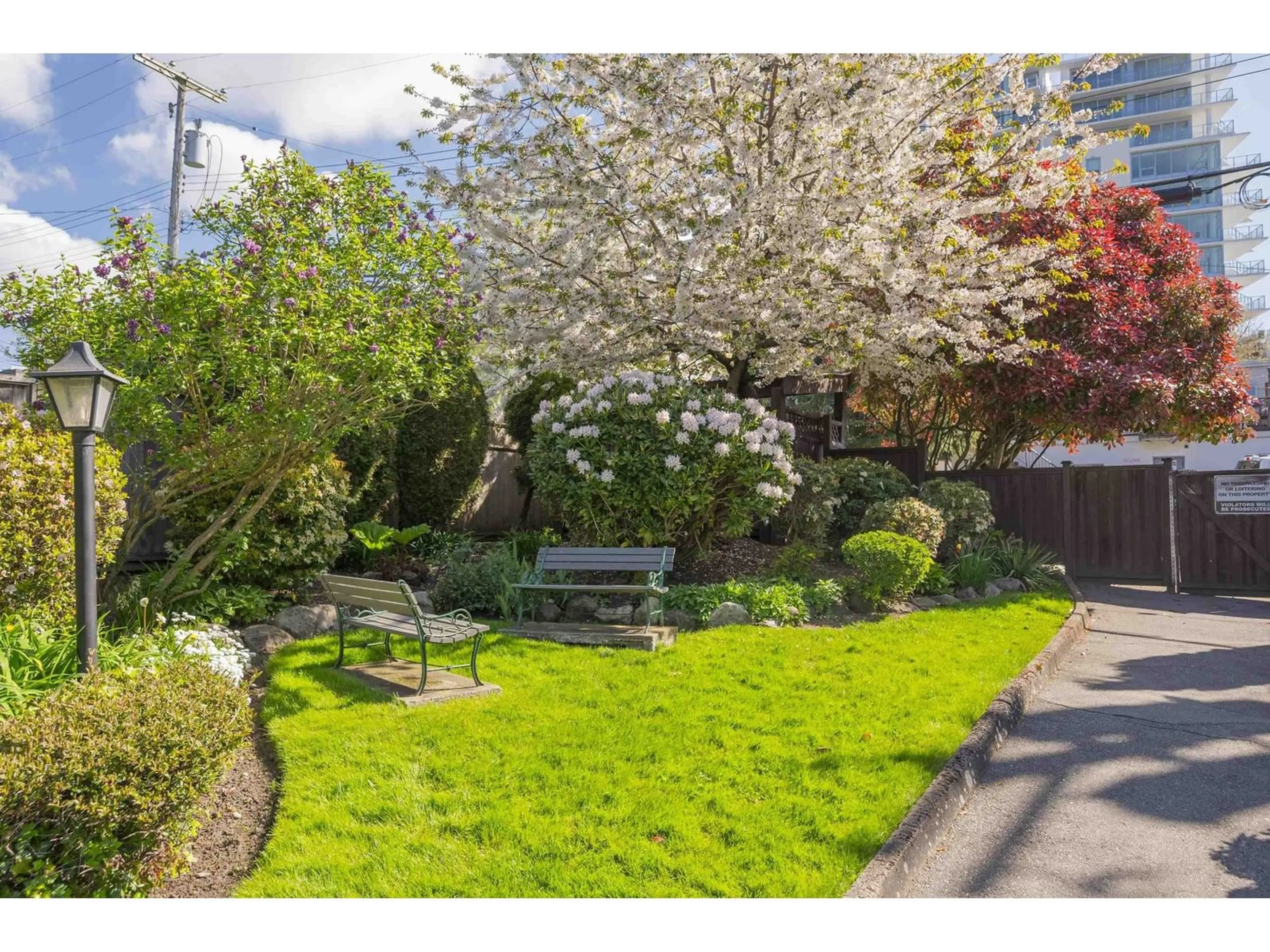 A pic from outside/outdoor area/front of a property/back of a property/a pic from drone, street for 207 - 1354 WINTER, White Rock British Columbia V4B3Y1
