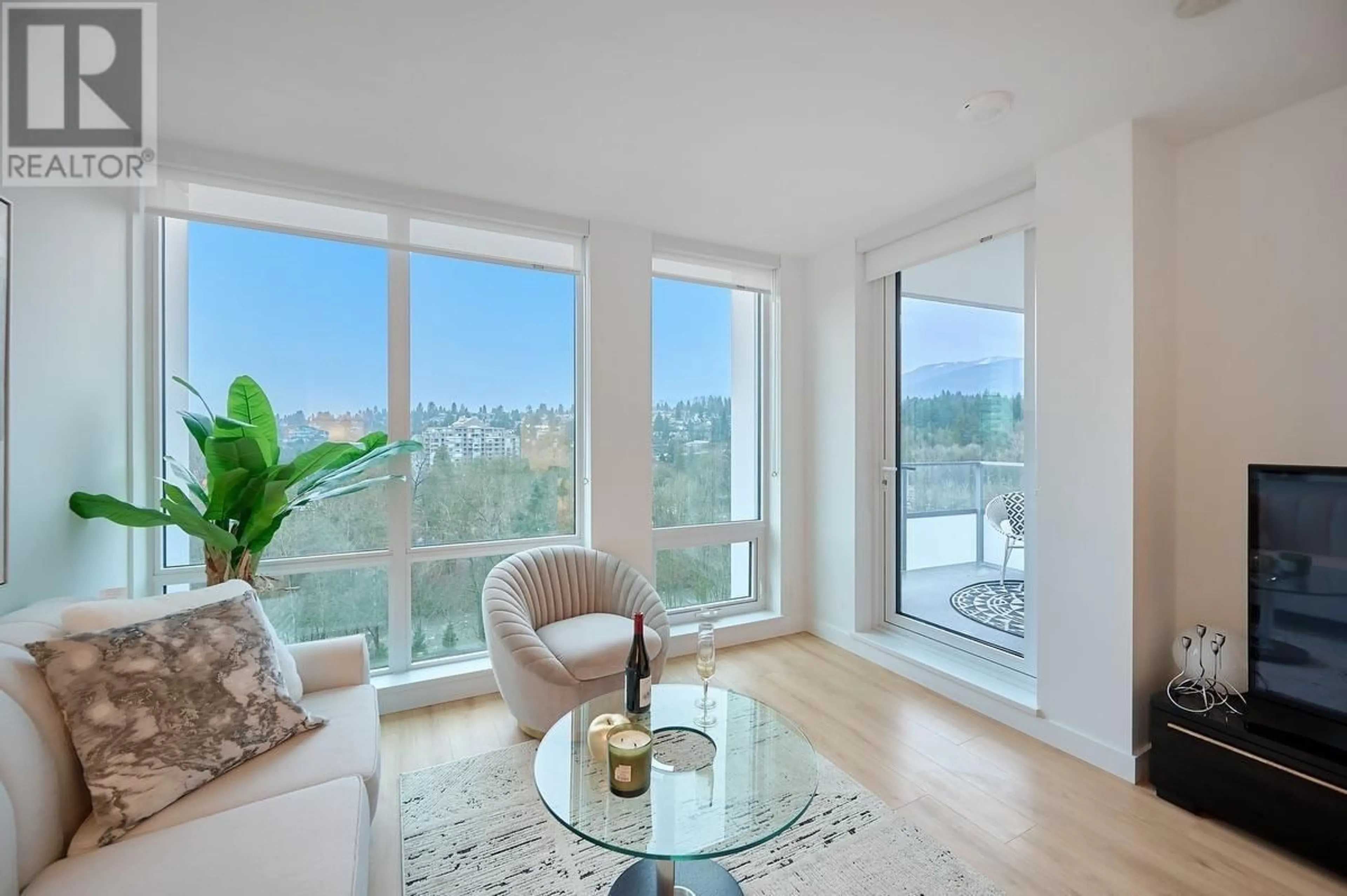 Living room with furniture, wood/laminate floor for 1308 - 1500 FERN STREET, North Vancouver British Columbia V7J0E6