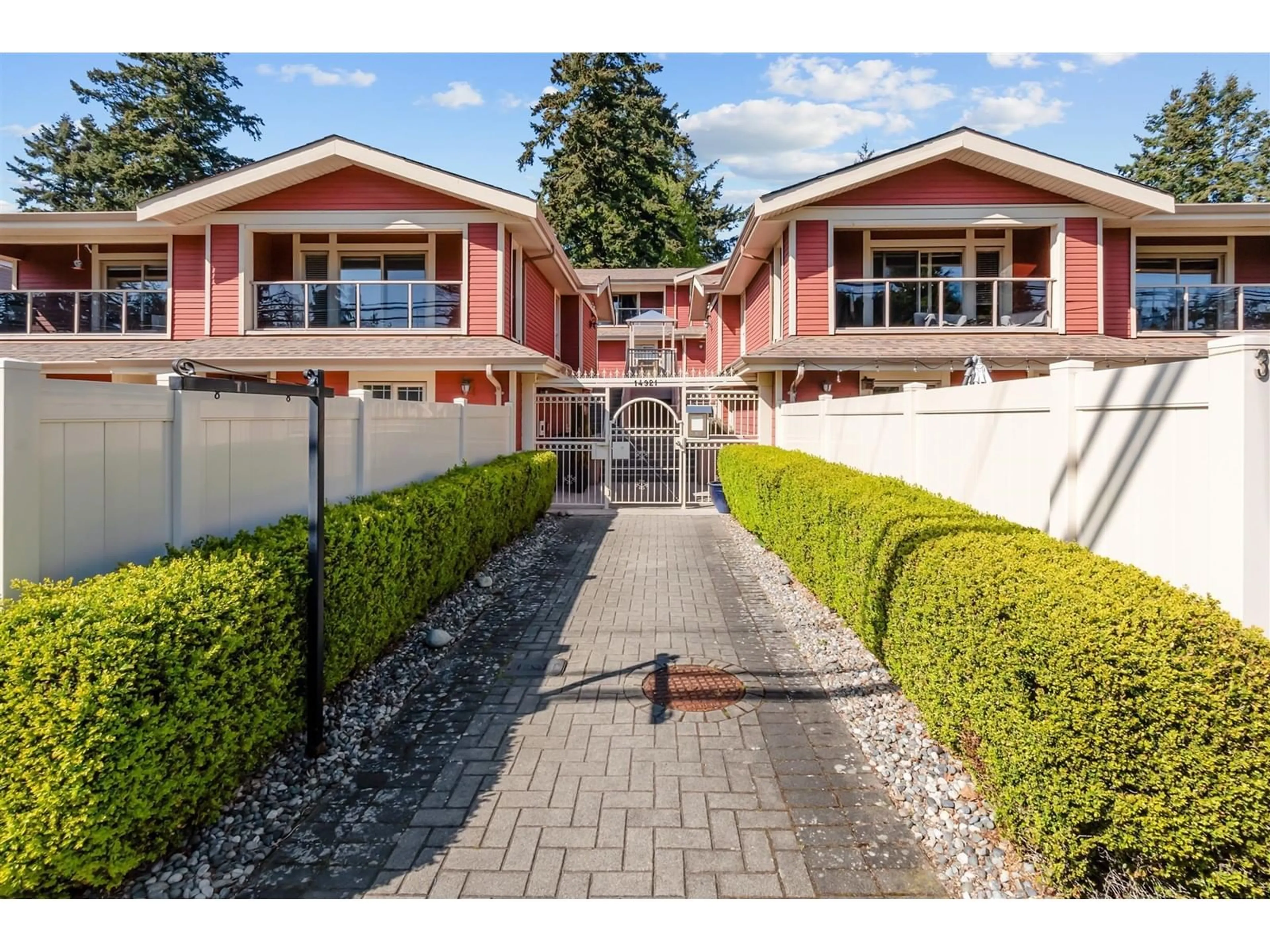 A pic from outside/outdoor area/front of a property/back of a property/a pic from drone, street for 4 - 14921 THRIFT, White Rock British Columbia V4B2J8