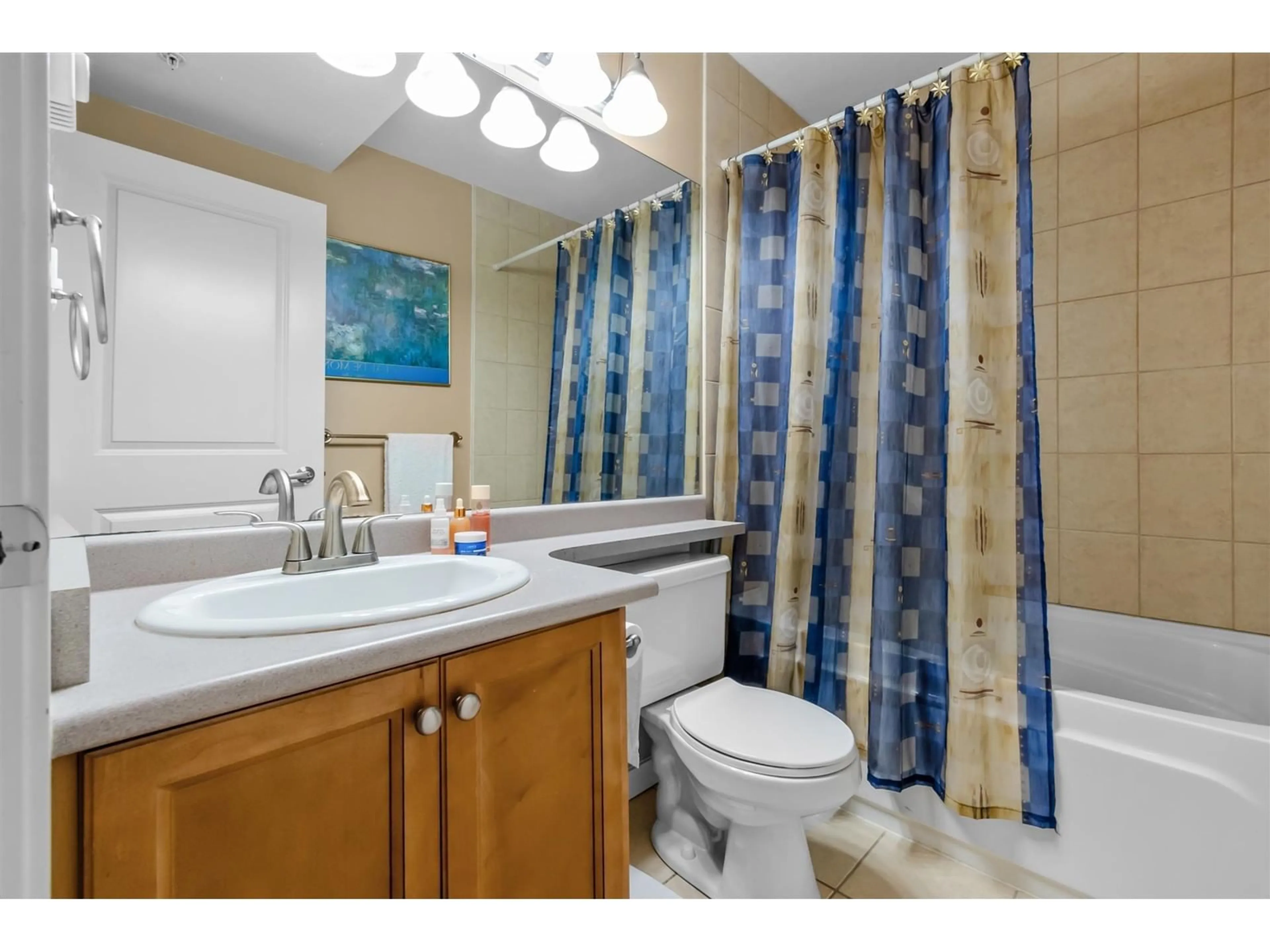 Standard bathroom, ceramic/tile floor for 4 - 14921 THRIFT, White Rock British Columbia V4B2J8