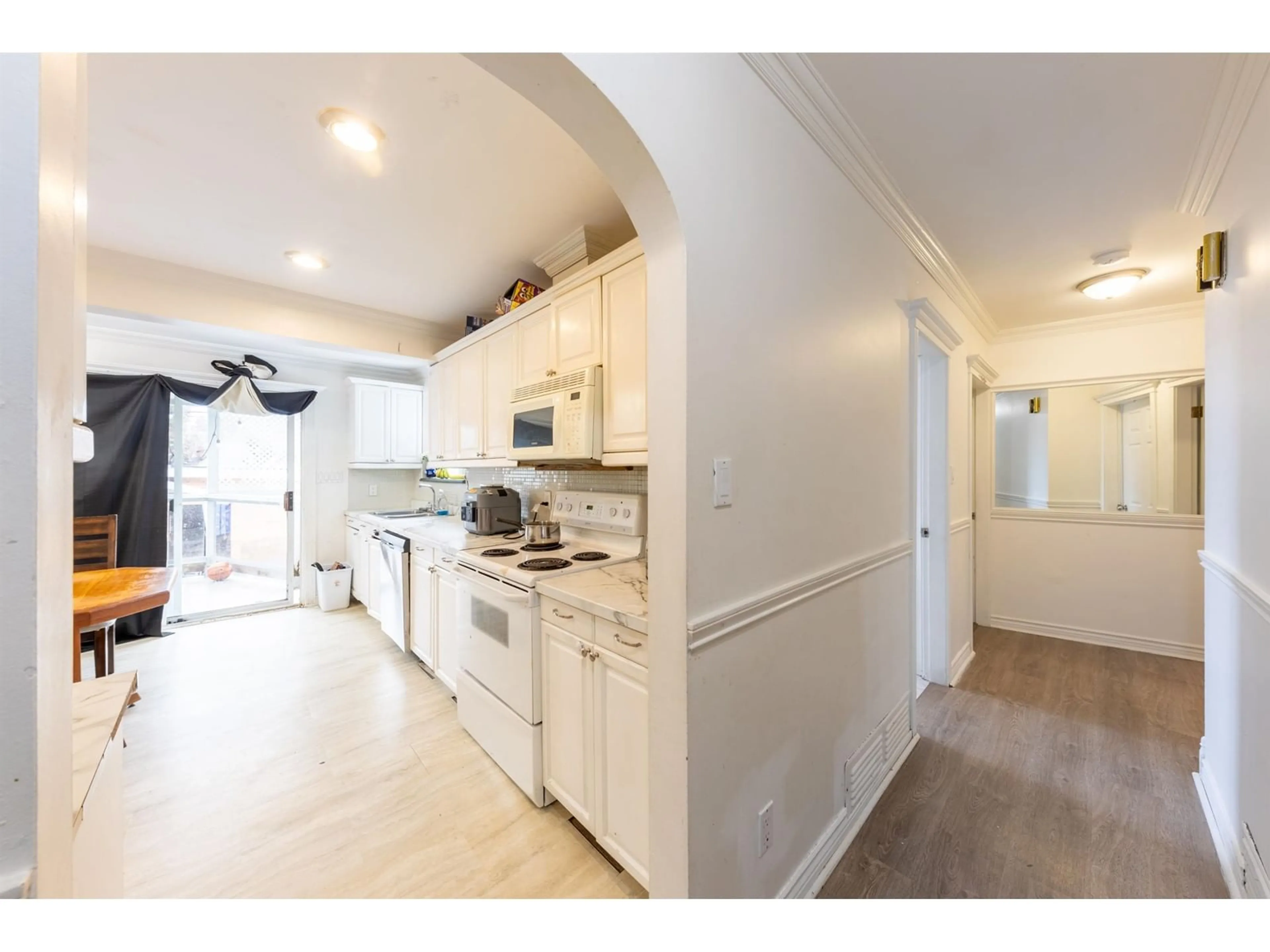 Open concept kitchen, unknown for 15032 SWALLOW, Surrey British Columbia V3R4X2