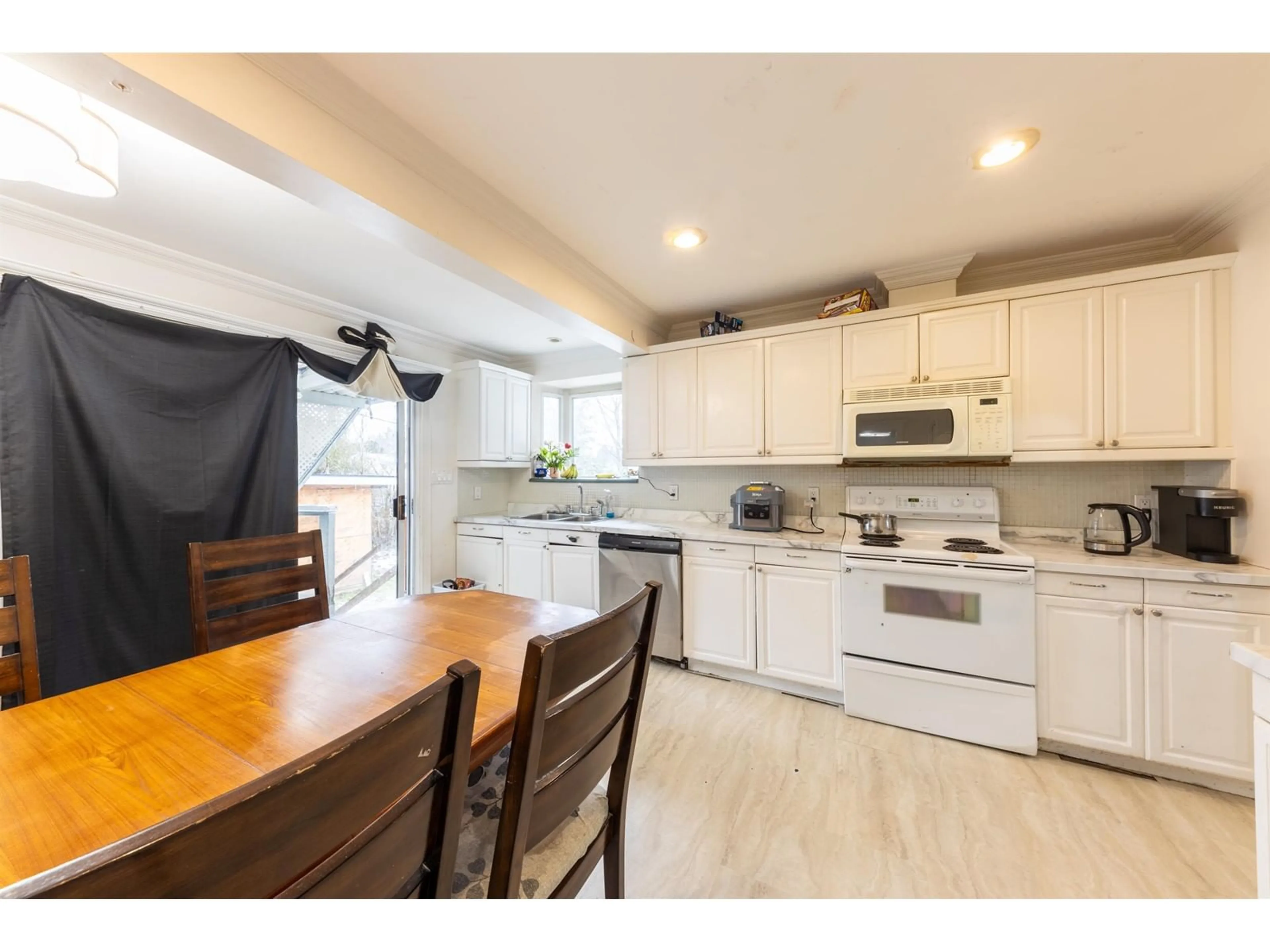 Open concept kitchen, unknown for 15032 SWALLOW, Surrey British Columbia V3R4X2