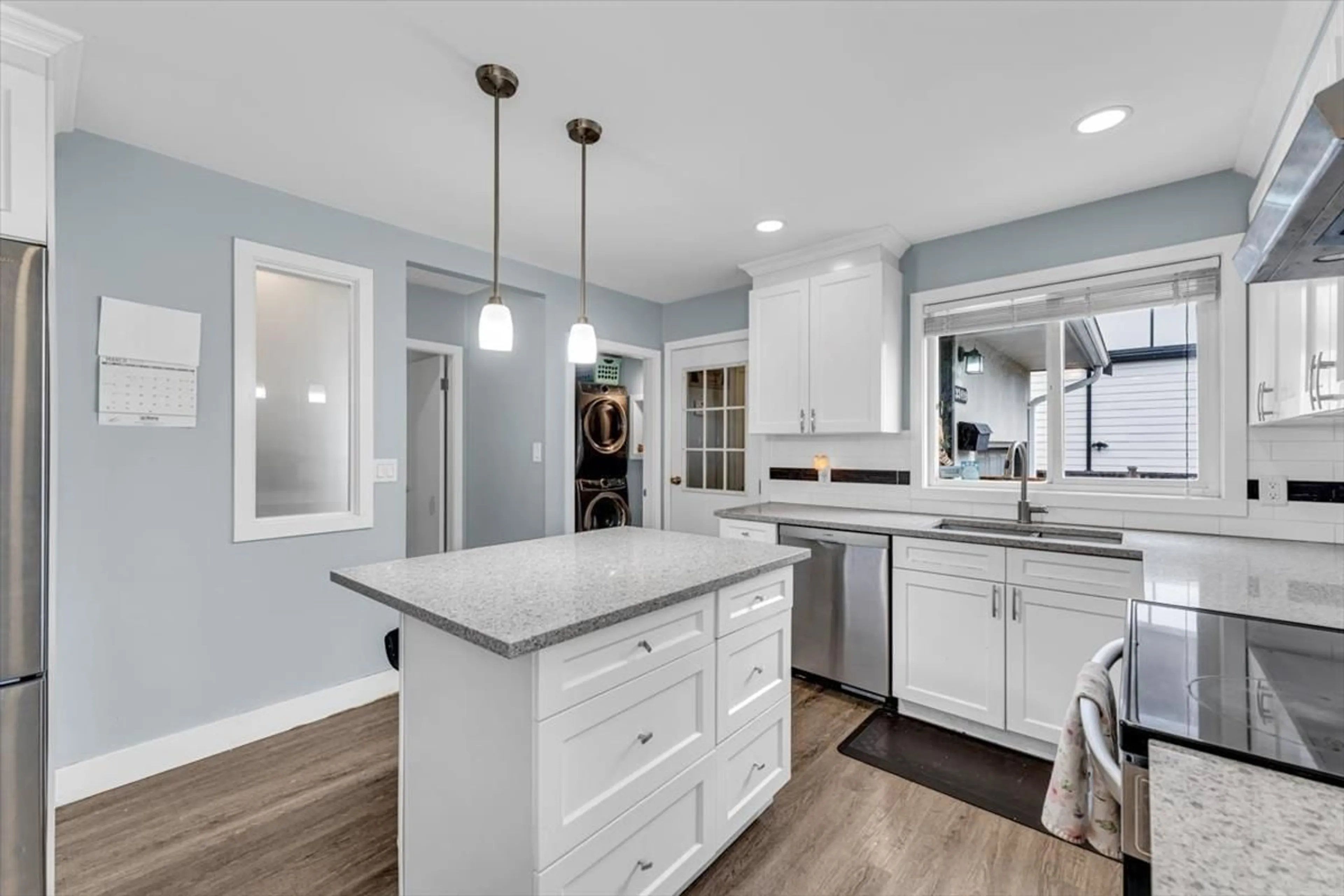 Open concept kitchen, ceramic/tile floor for 33419 FRANKLIN, Abbotsford British Columbia V2S1B1
