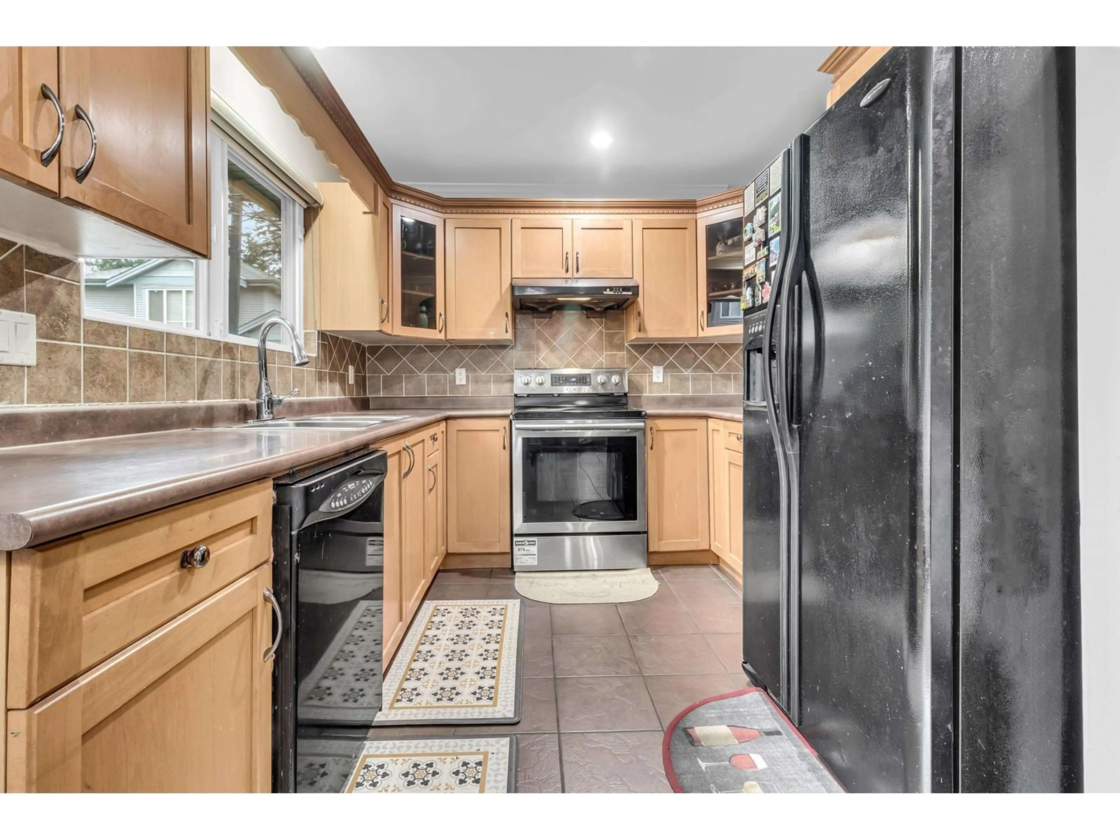 Standard kitchen, ceramic/tile floor for 7 - 6116 128, Surrey British Columbia V3X1T1
