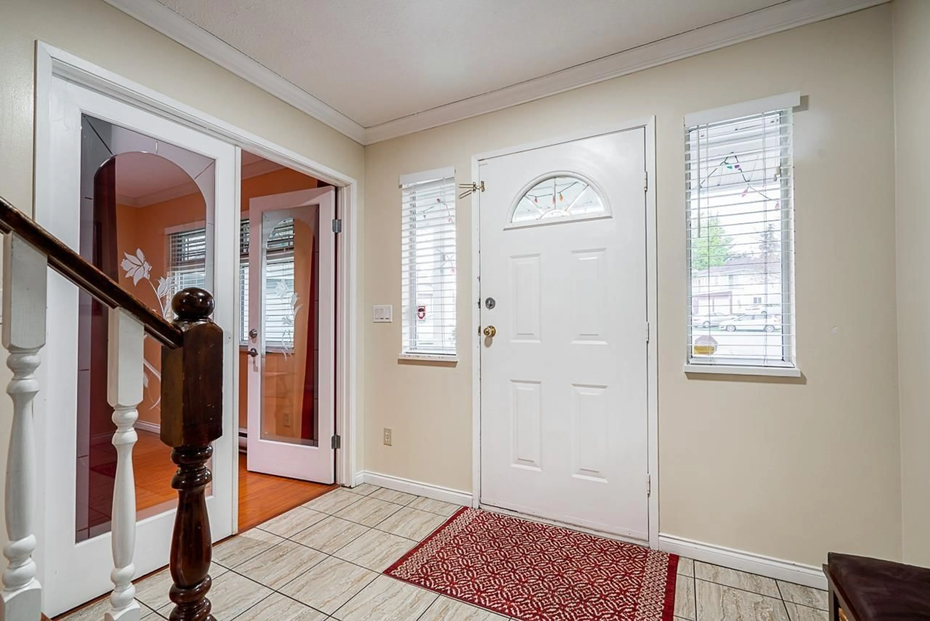 Indoor entryway for 13286 98, Surrey British Columbia V3T5M9