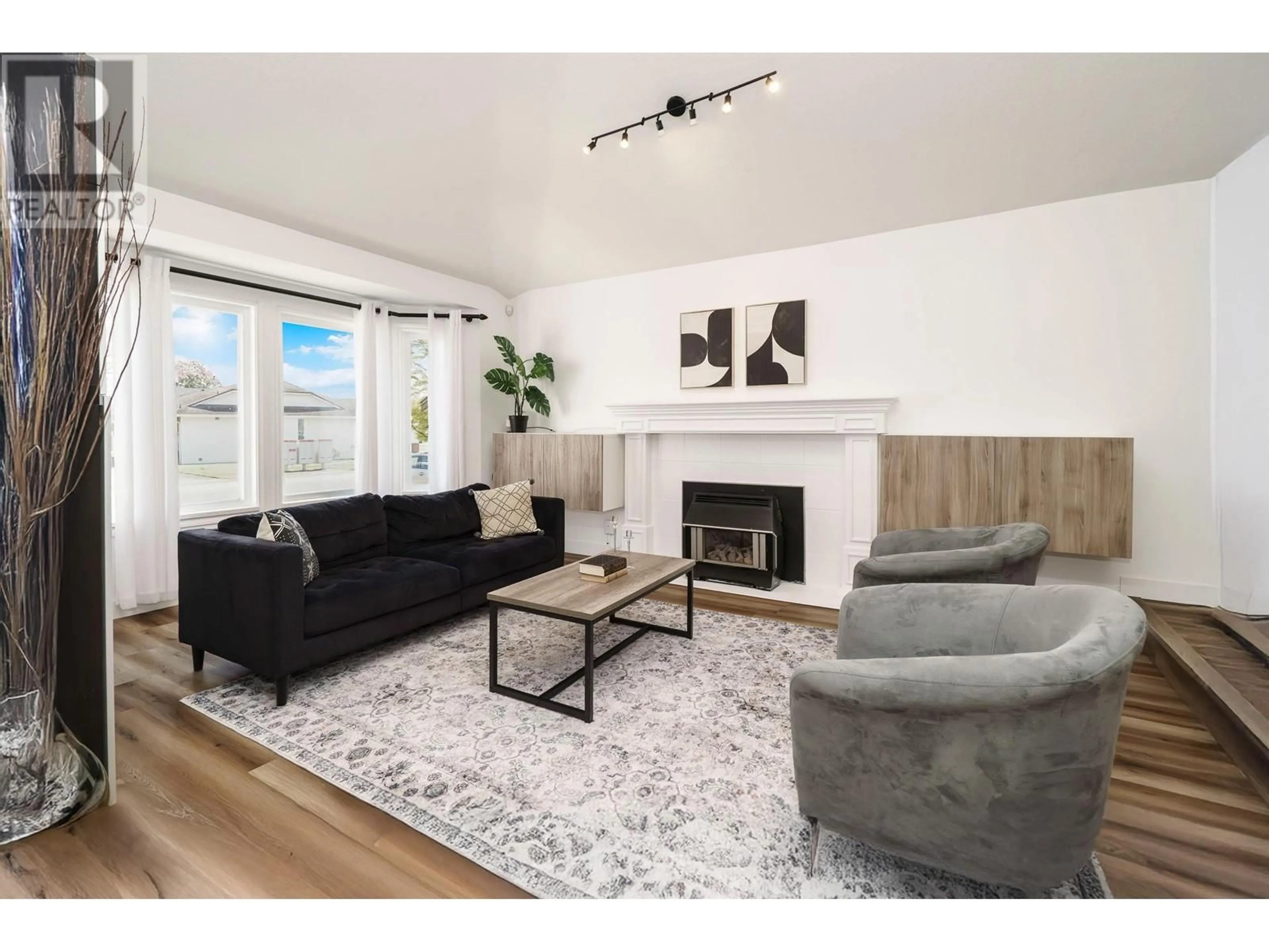 Living room with furniture, wood/laminate floor for 12221 CYPRESS COURT, Pitt Meadows British Columbia V3Y2E1