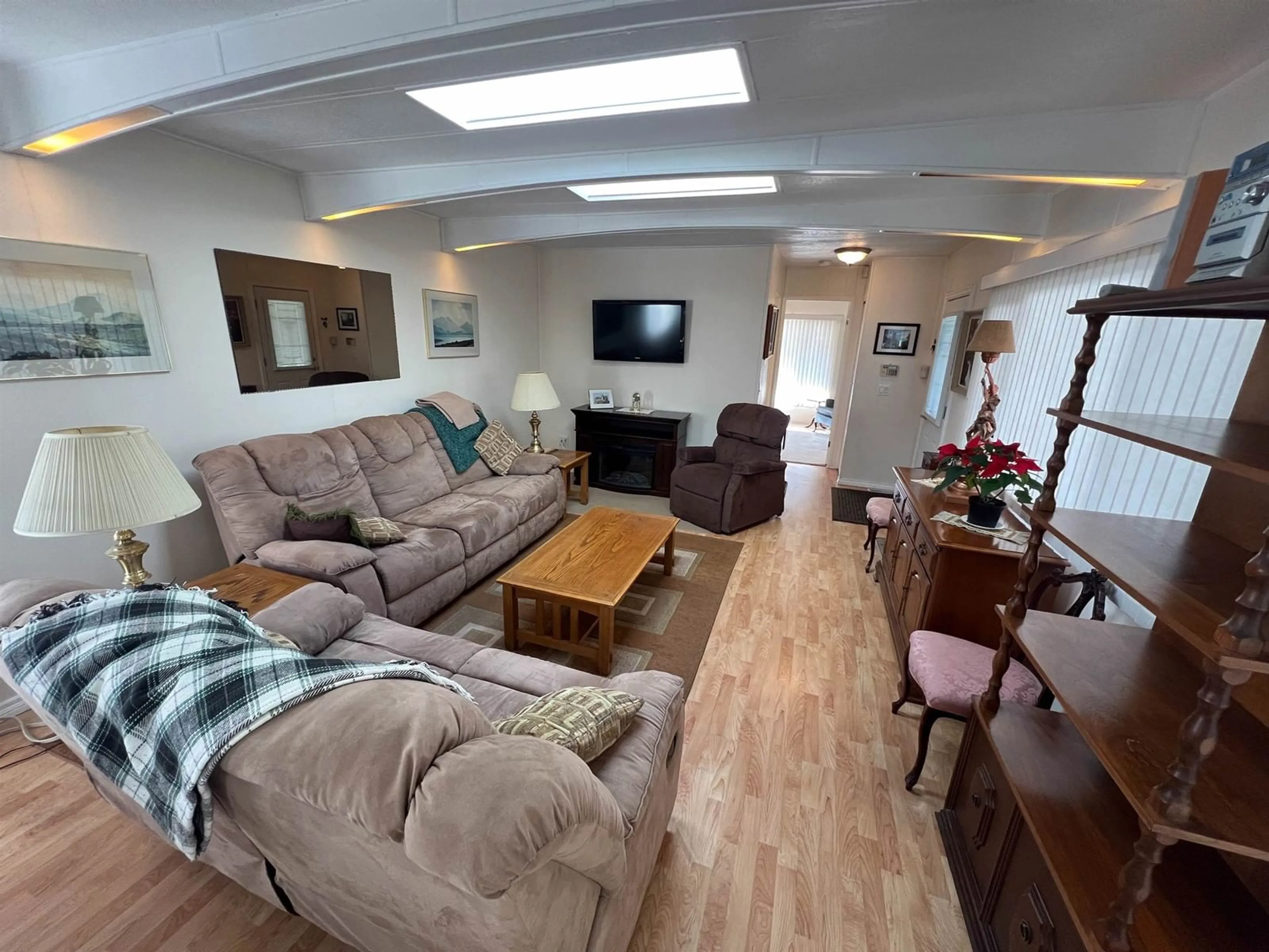 Living room with furniture, unknown for 26 - 15875 20, Surrey British Columbia V4A2B1