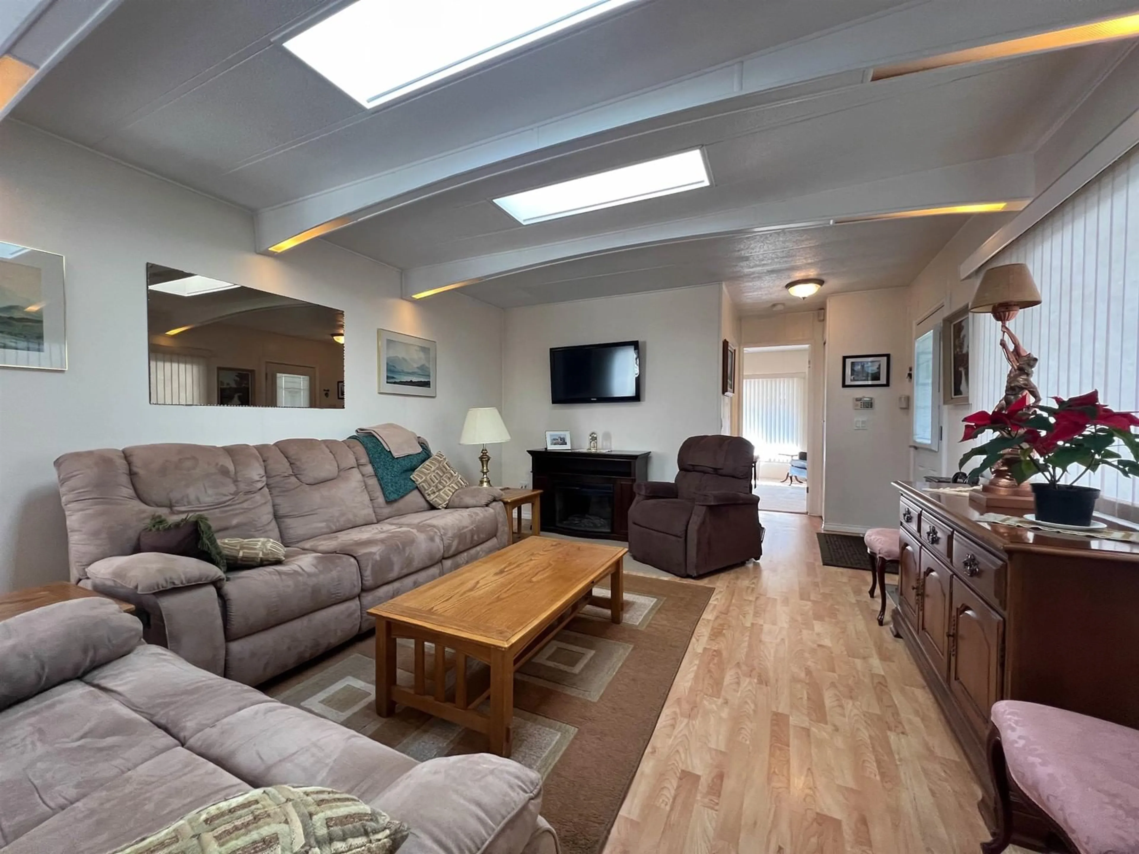 Living room with furniture, wood/laminate floor for 26 - 15875 20, Surrey British Columbia V4A2B1