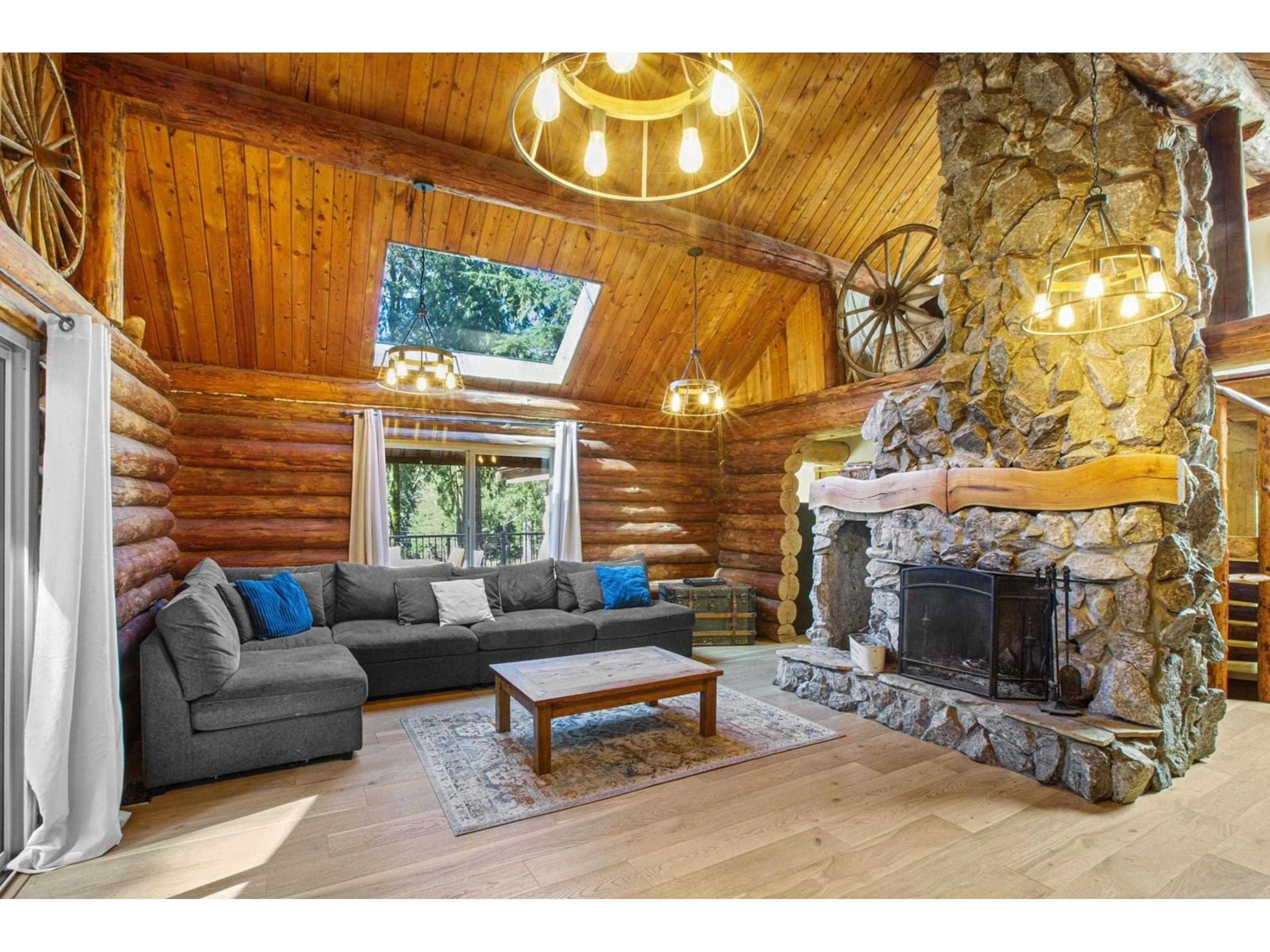Living room with furniture, wood/laminate floor for 9372 DAVIDSON, Mission British Columbia V2V7C8