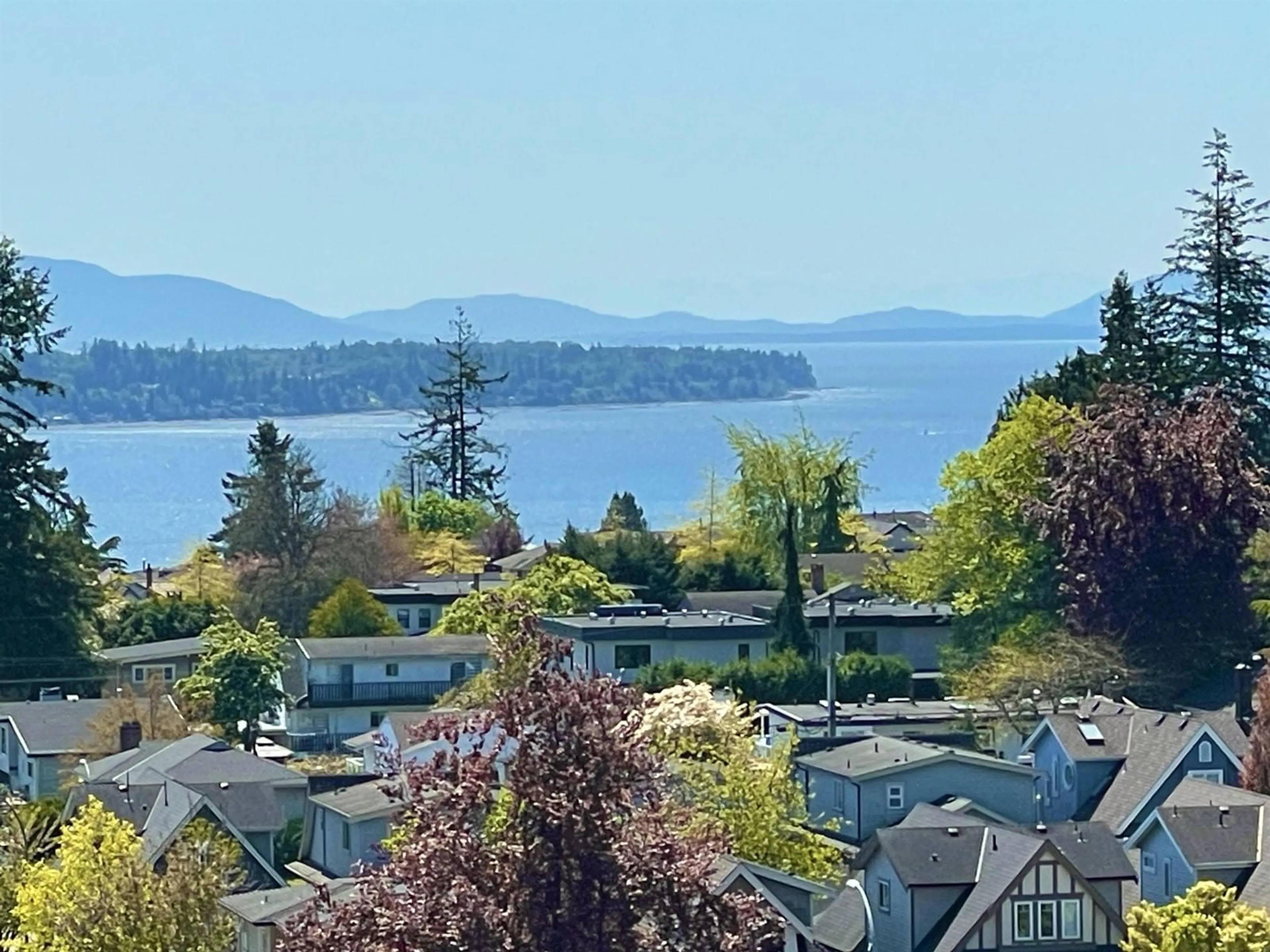 A pic from outside/outdoor area/front of a property/back of a property/a pic from drone, water/lake/river/ocean view for 707 - 1526 FINLAY, White Rock British Columbia V4B4L9