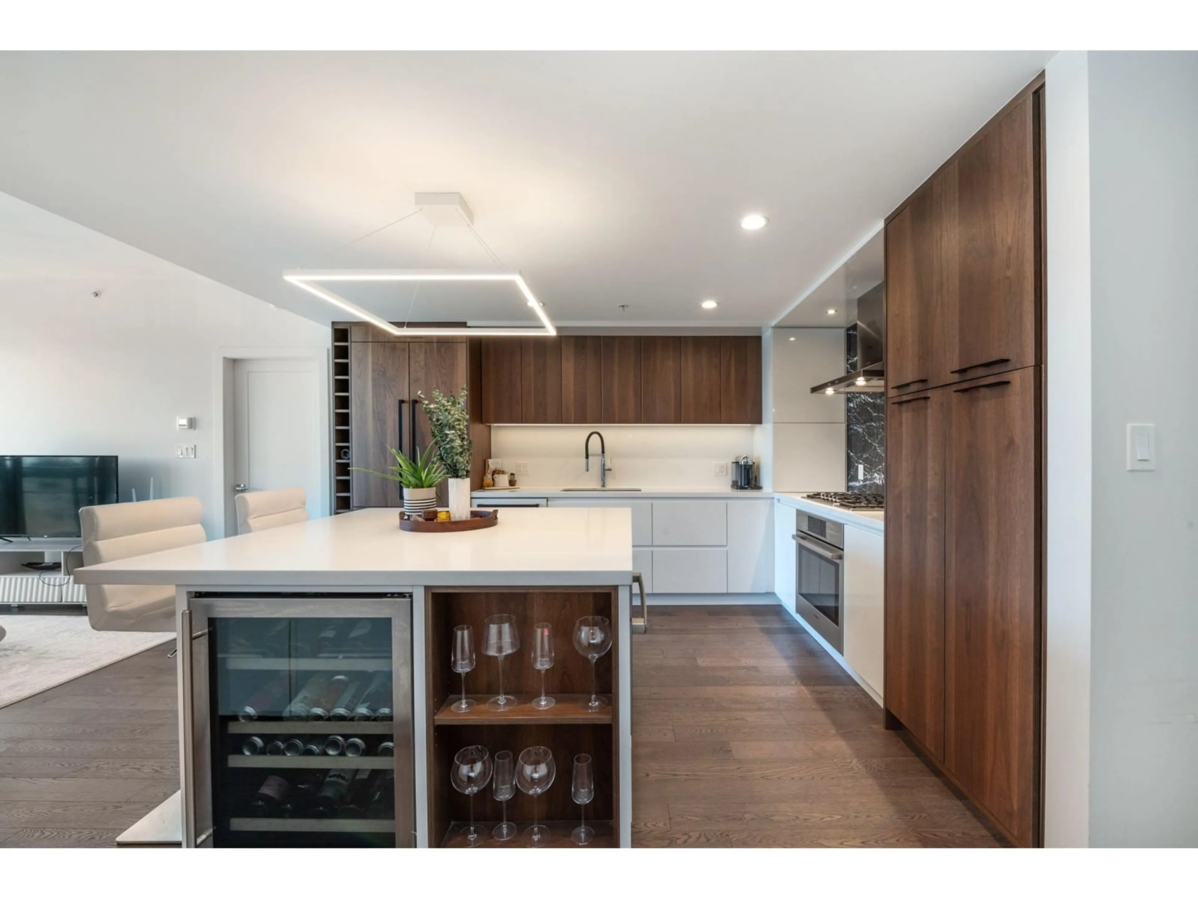 Contemporary kitchen, unknown for 707 - 1526 FINLAY, White Rock British Columbia V4B4L9