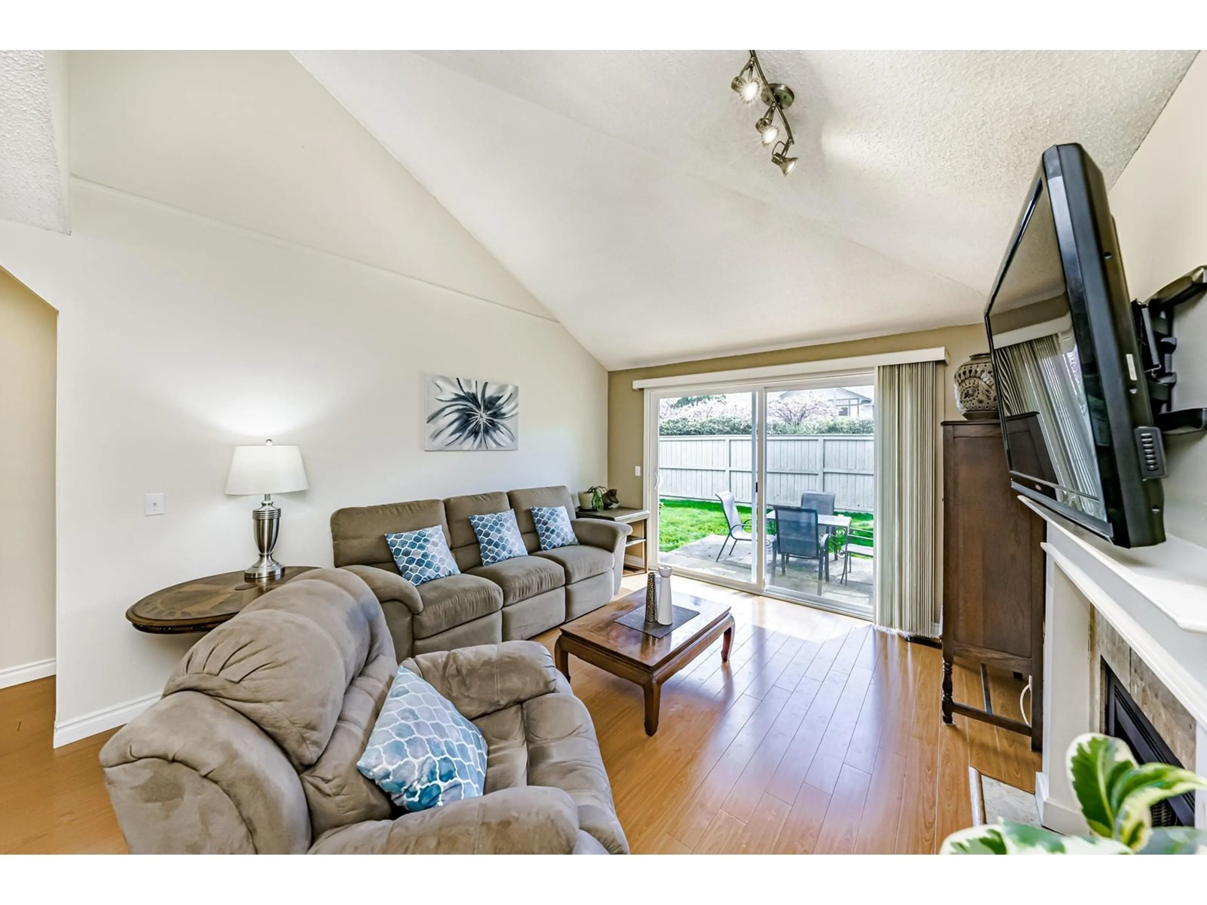 Living room with furniture, wood/laminate floor for 37 - 9045 WALNUT GROVE, Langley British Columbia V1M2E1