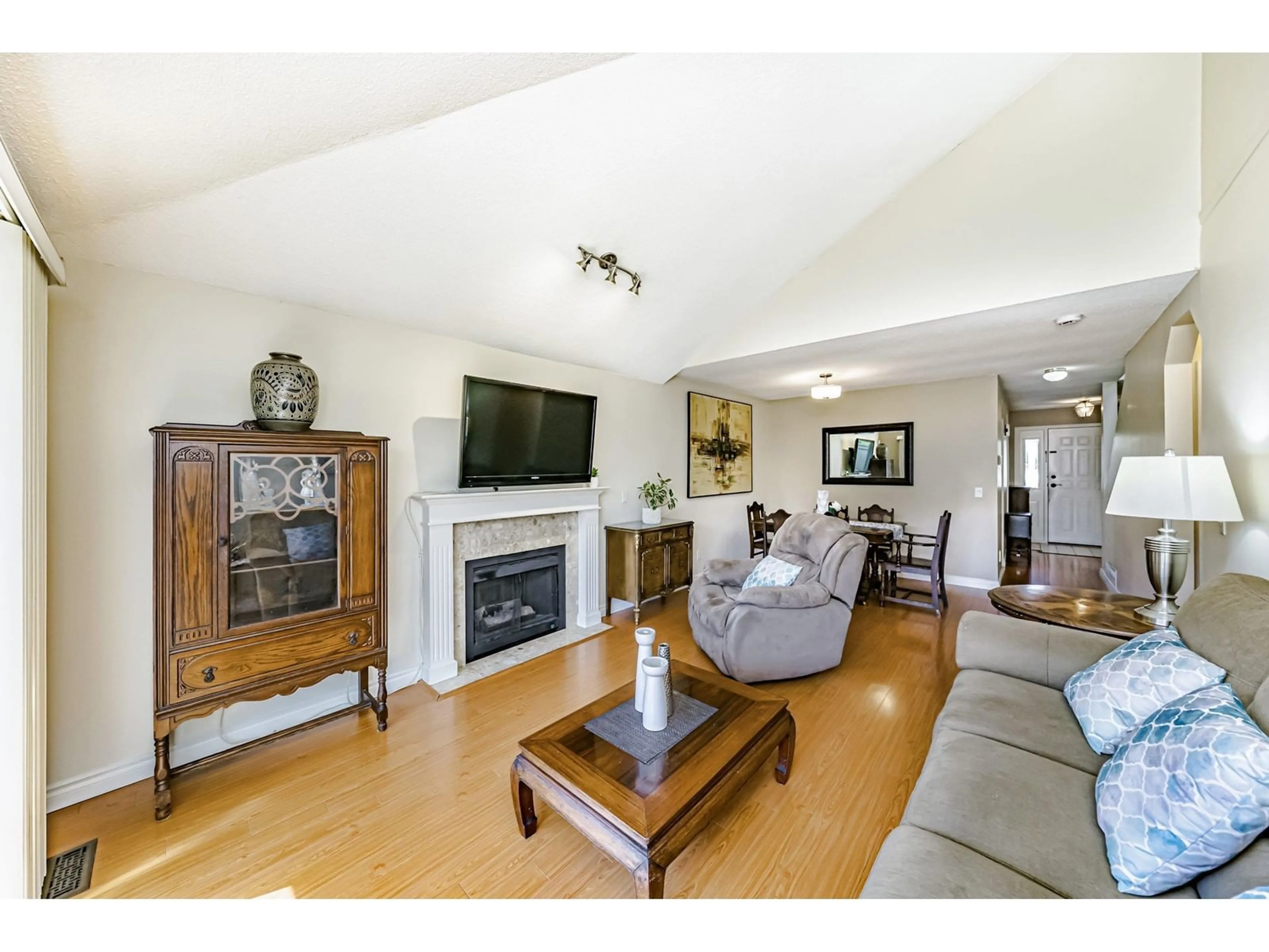 Living room with furniture, wood/laminate floor for 37 - 9045 WALNUT GROVE, Langley British Columbia V1M2E1