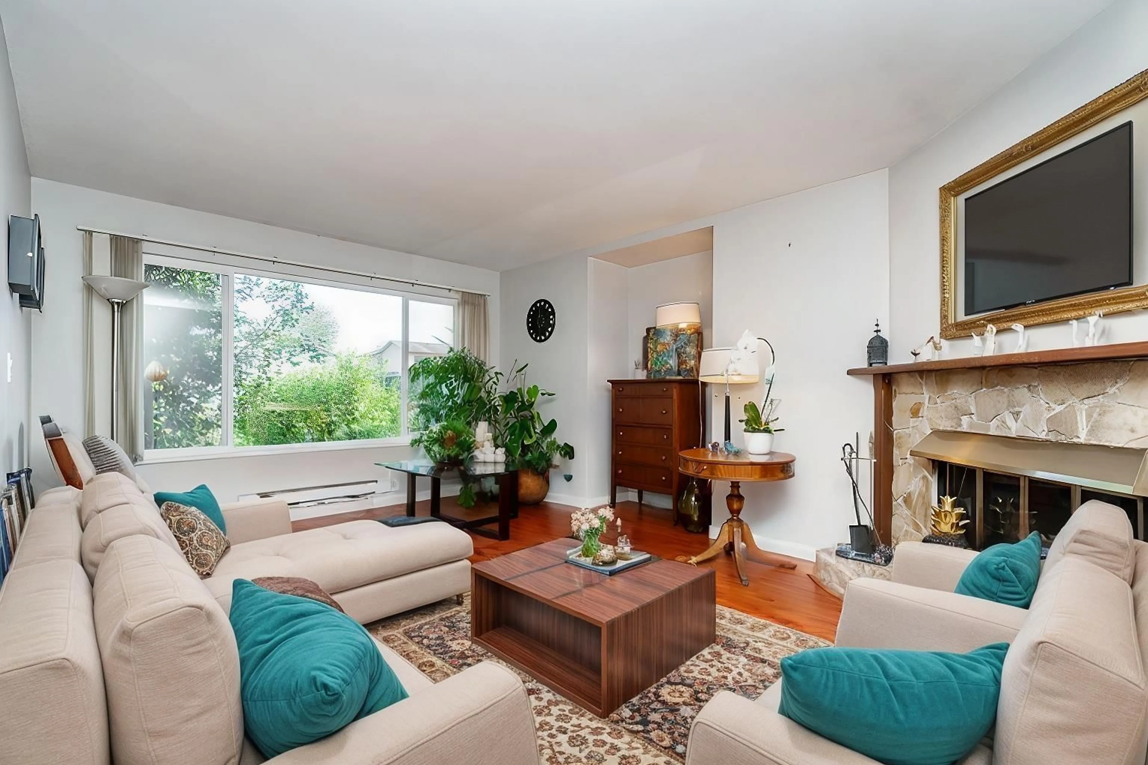 Living room with furniture, wood/laminate floor for 8159 132A, Surrey British Columbia V3W8Y5