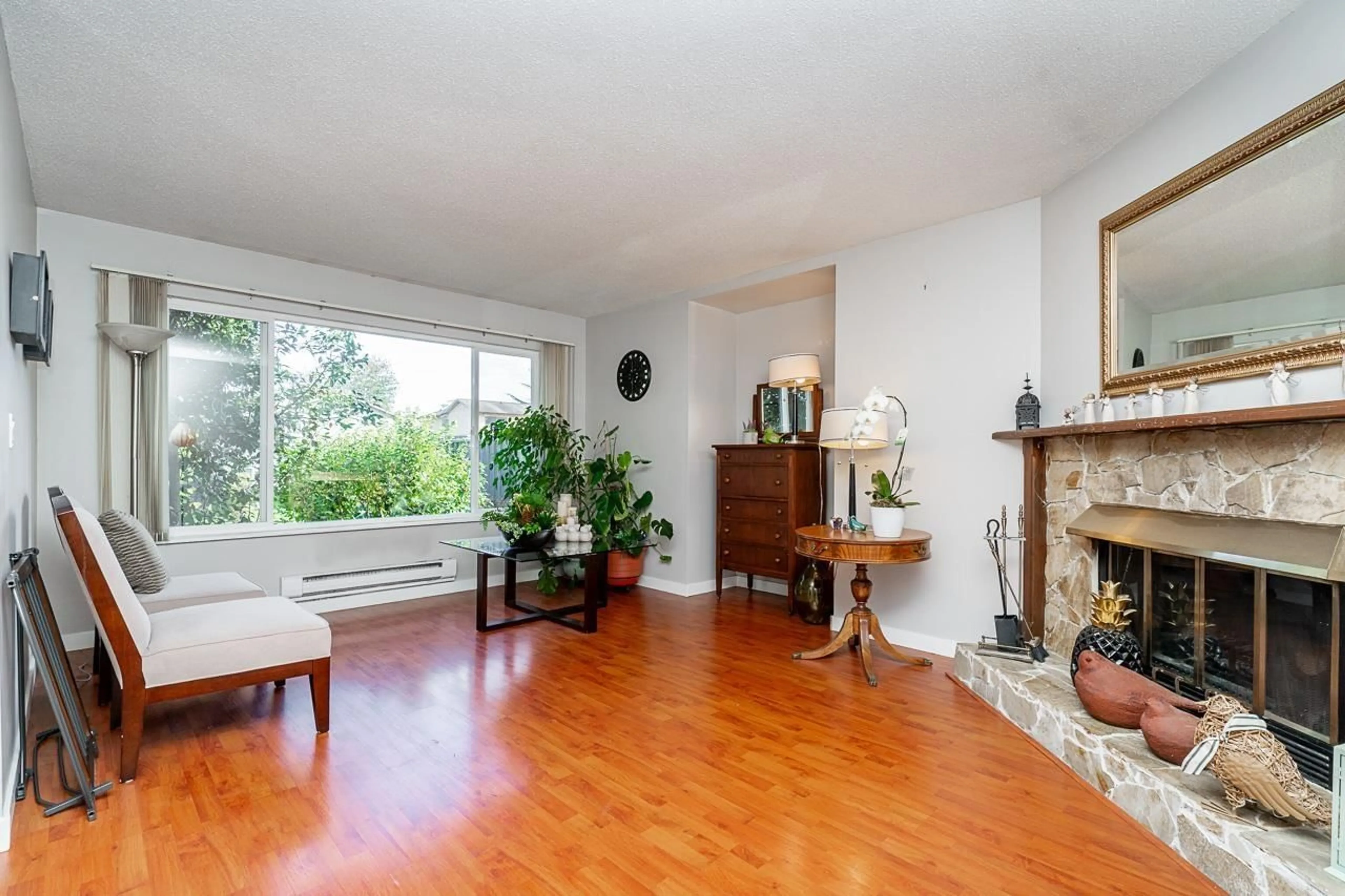 Living room with furniture, wood/laminate floor for 8159 132A, Surrey British Columbia V3W8Y5