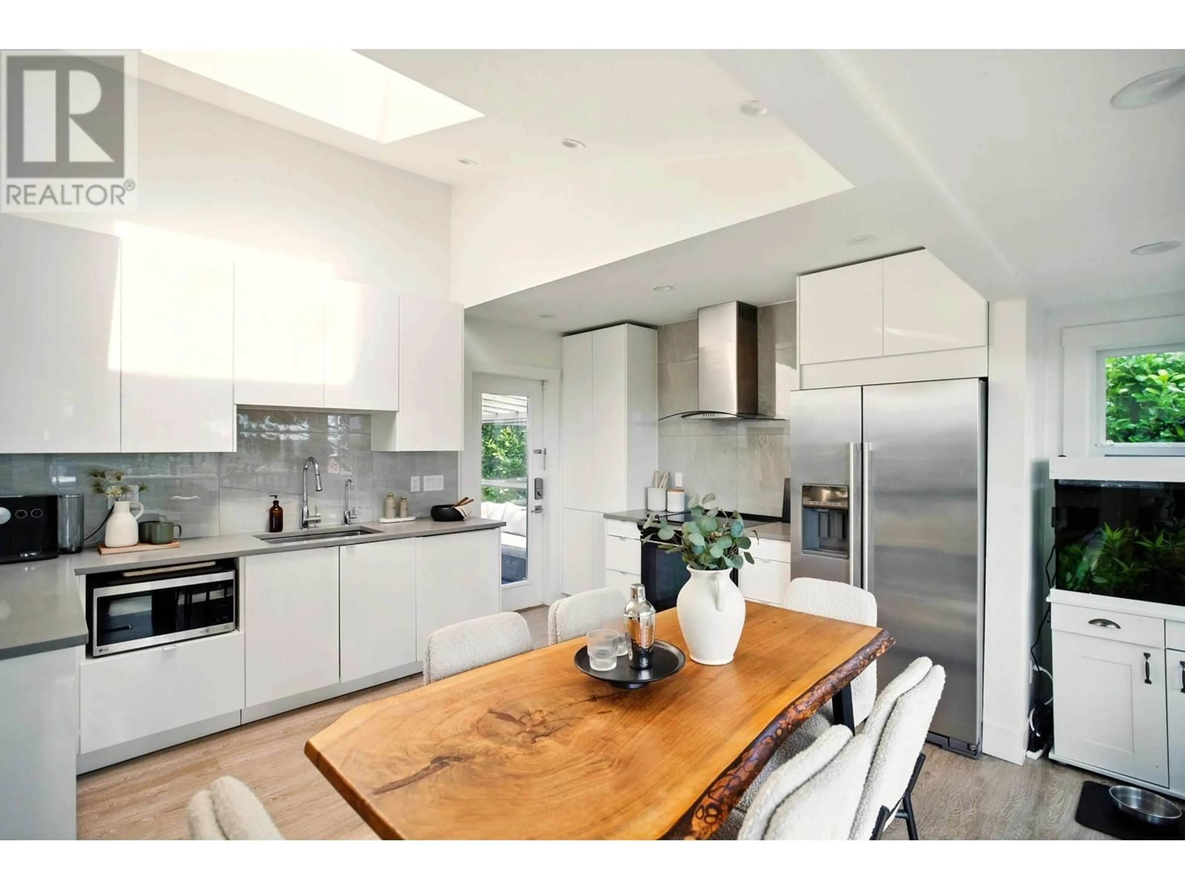 Contemporary kitchen, unknown for 740 KEITH ROAD, North Vancouver British Columbia V7L1W7