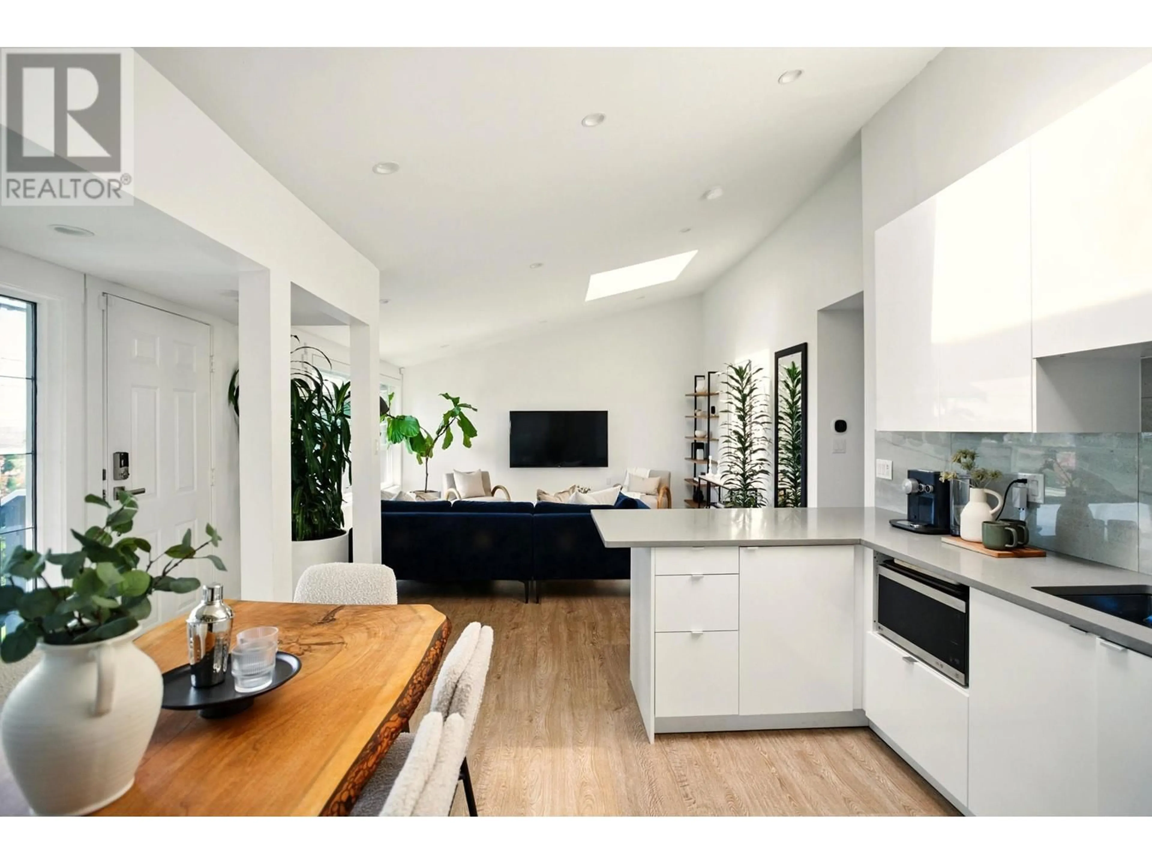 Open concept kitchen, wood/laminate floor for 740 KEITH ROAD, North Vancouver British Columbia V7L1W7