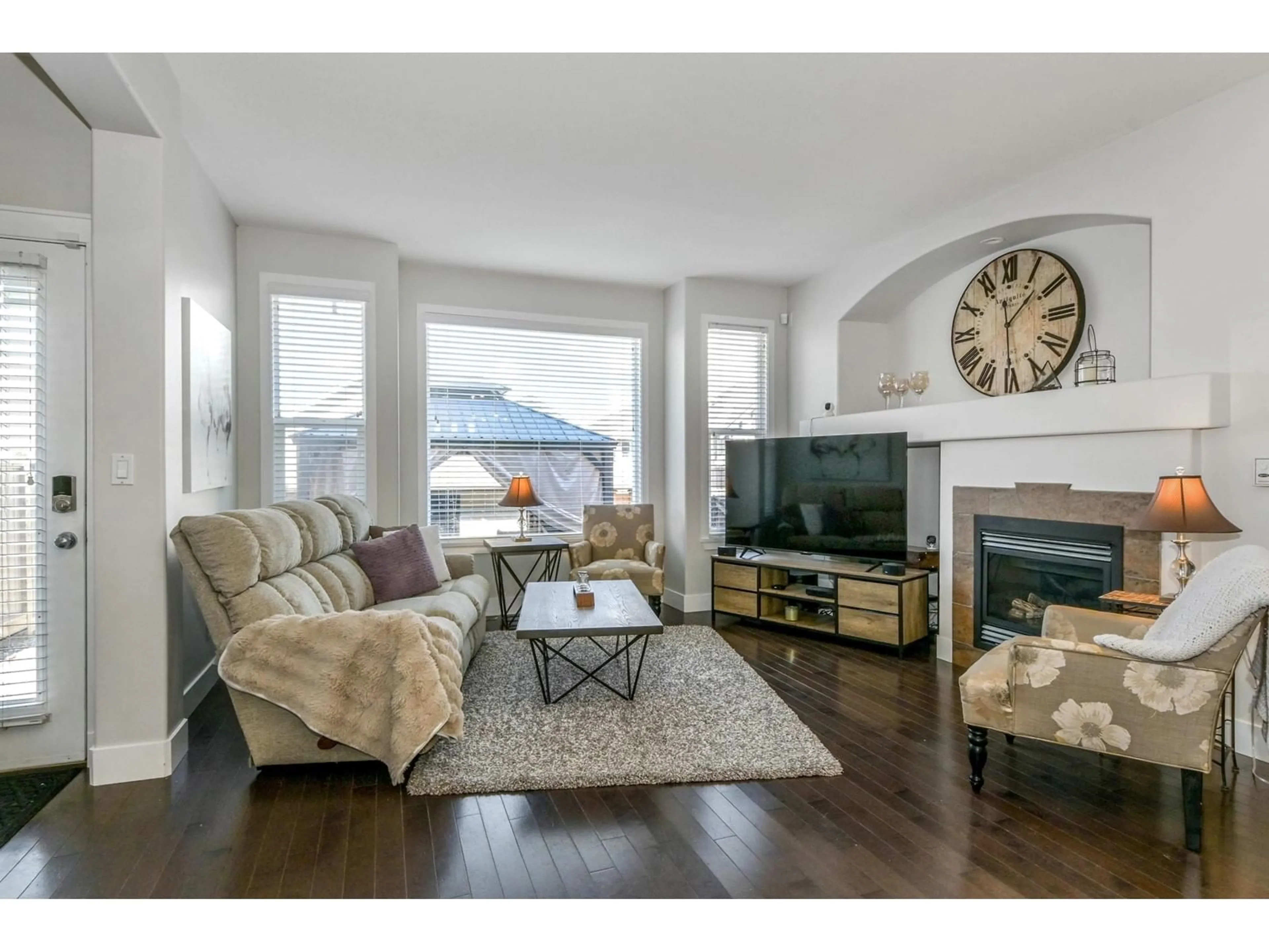 Living room with furniture, wood/laminate floor for 16587 60, Surrey British Columbia V3S1S7