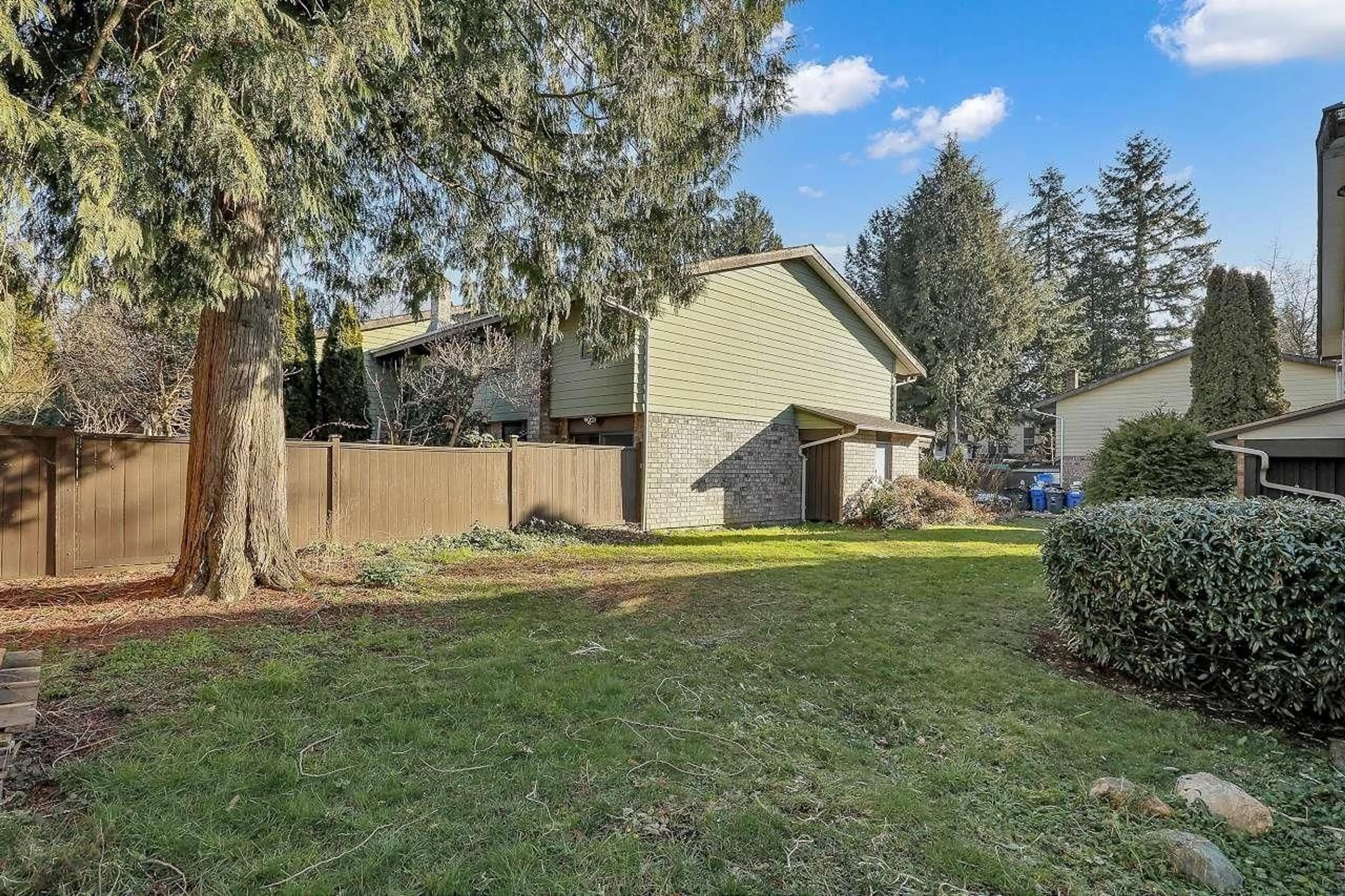 A pic from outside/outdoor area/front of a property/back of a property/a pic from drone, unknown for 128 - 7472 138, Surrey British Columbia V3W6G4