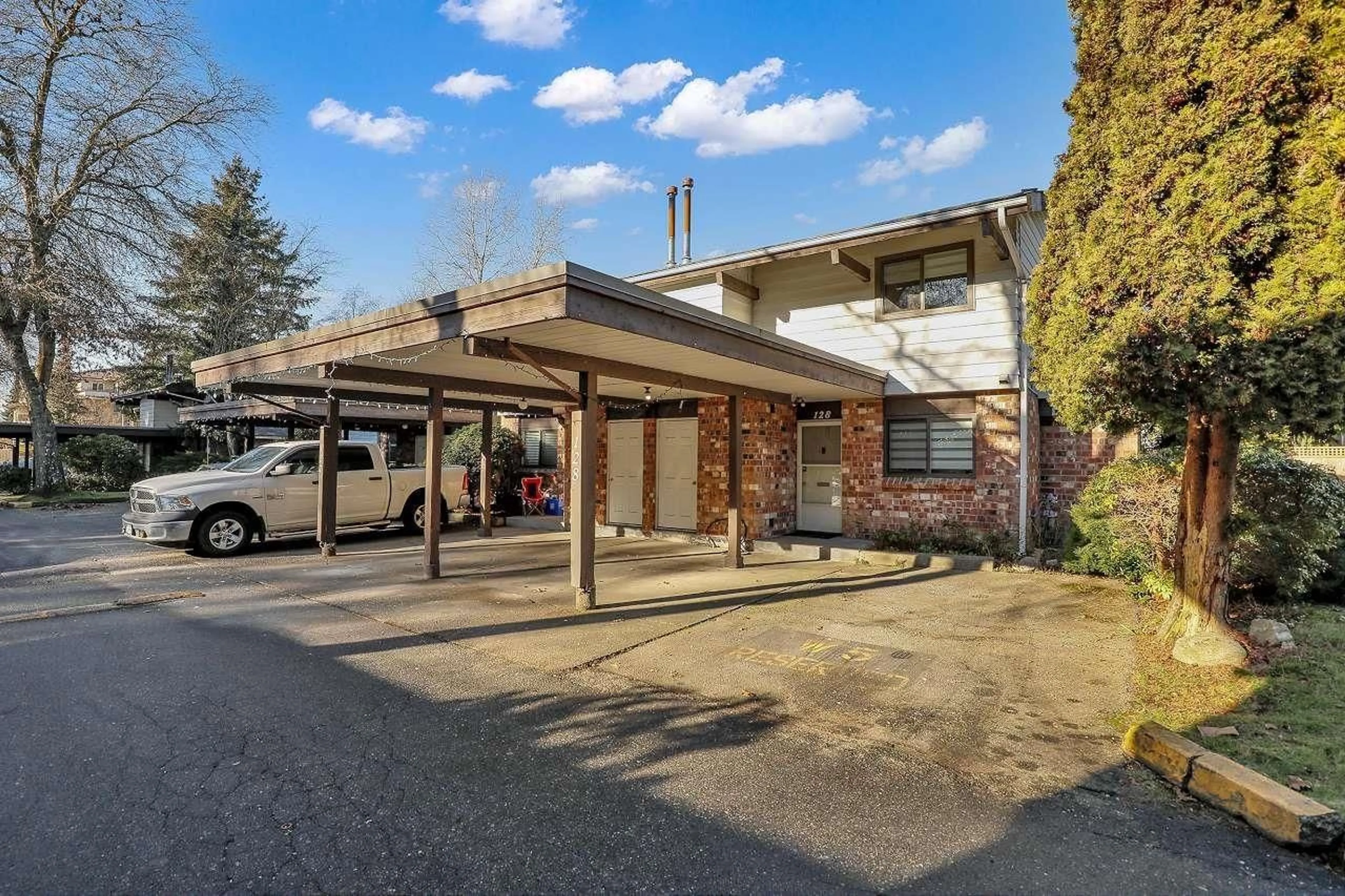 Unknown for 128 - 7472 138, Surrey British Columbia V3W6G4