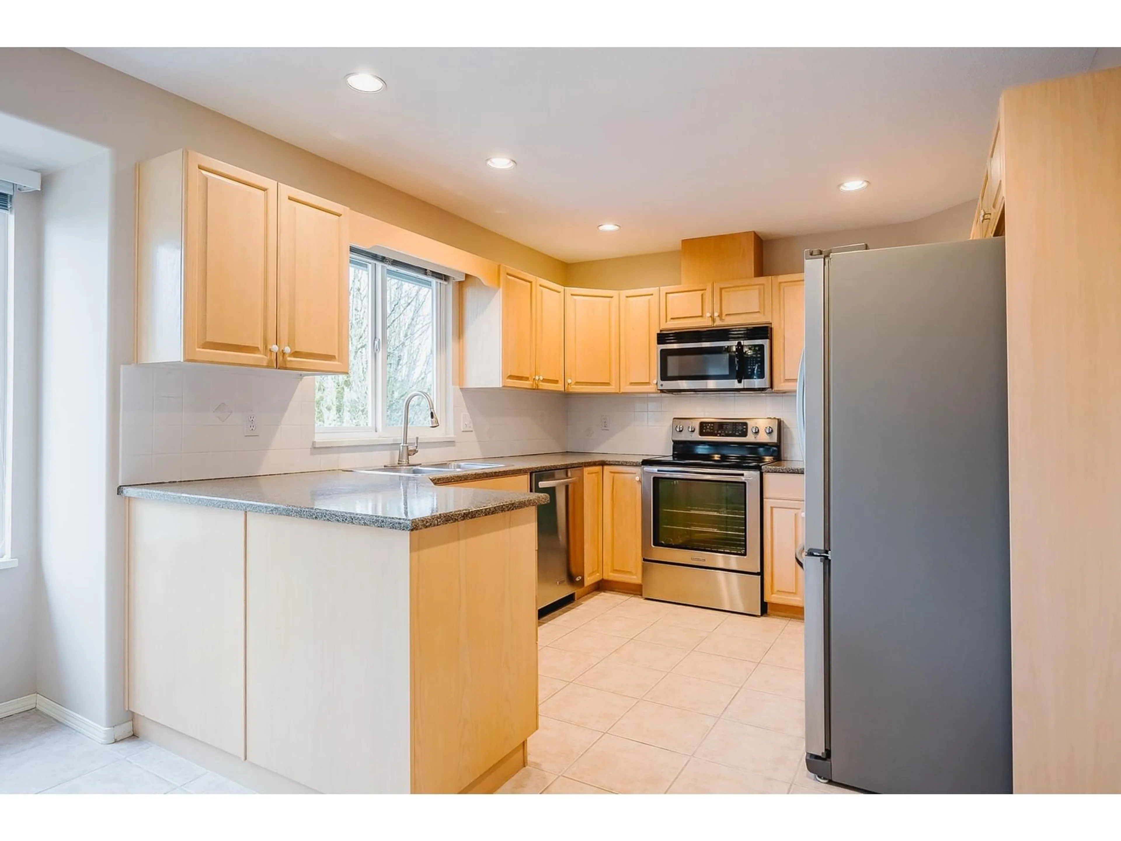 Standard kitchen, unknown for 309 - 13888 70, Surrey British Columbia V3W0R8