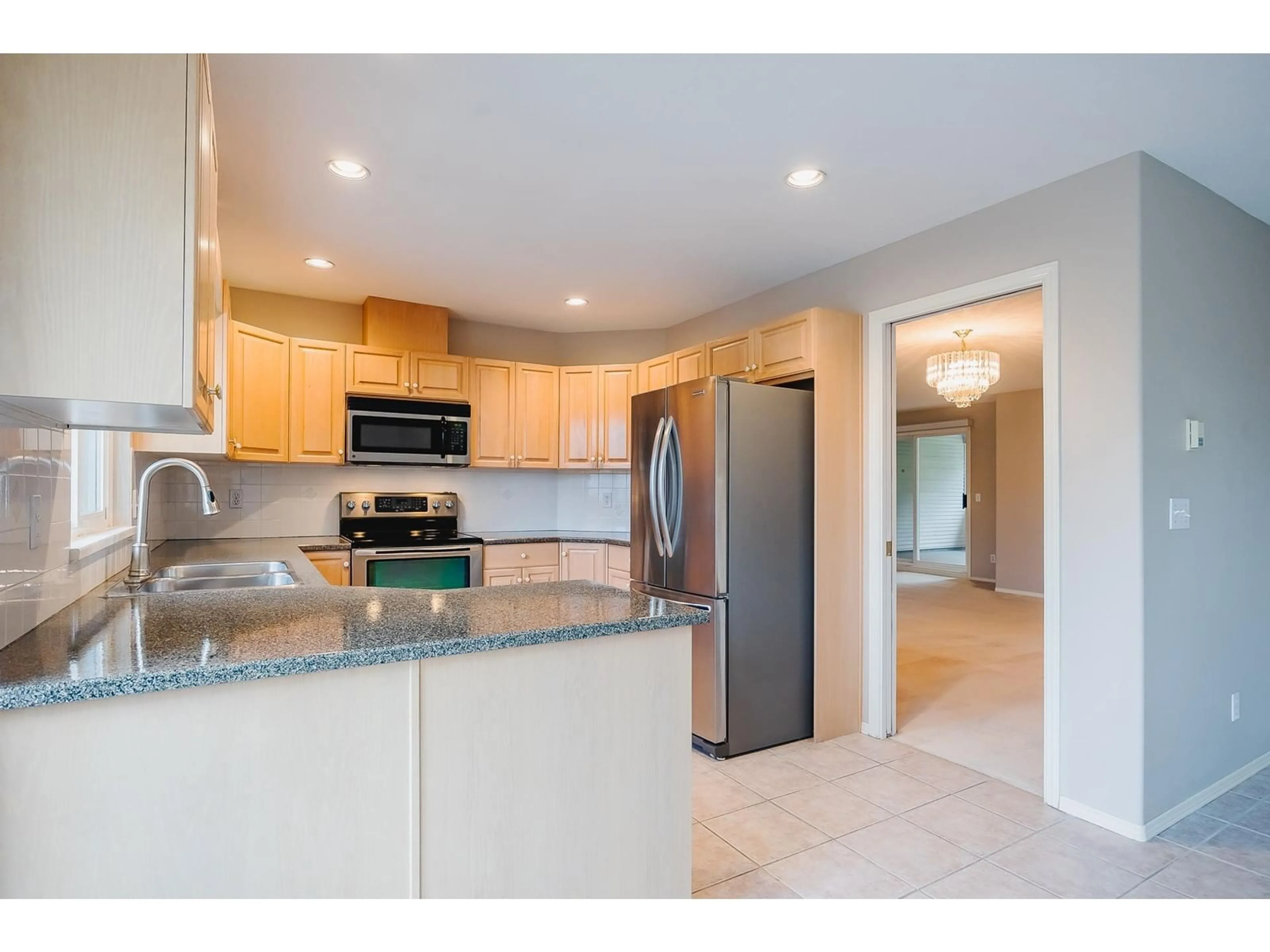 Open concept kitchen, ceramic/tile floor for 309 - 13888 70, Surrey British Columbia V3W0R8