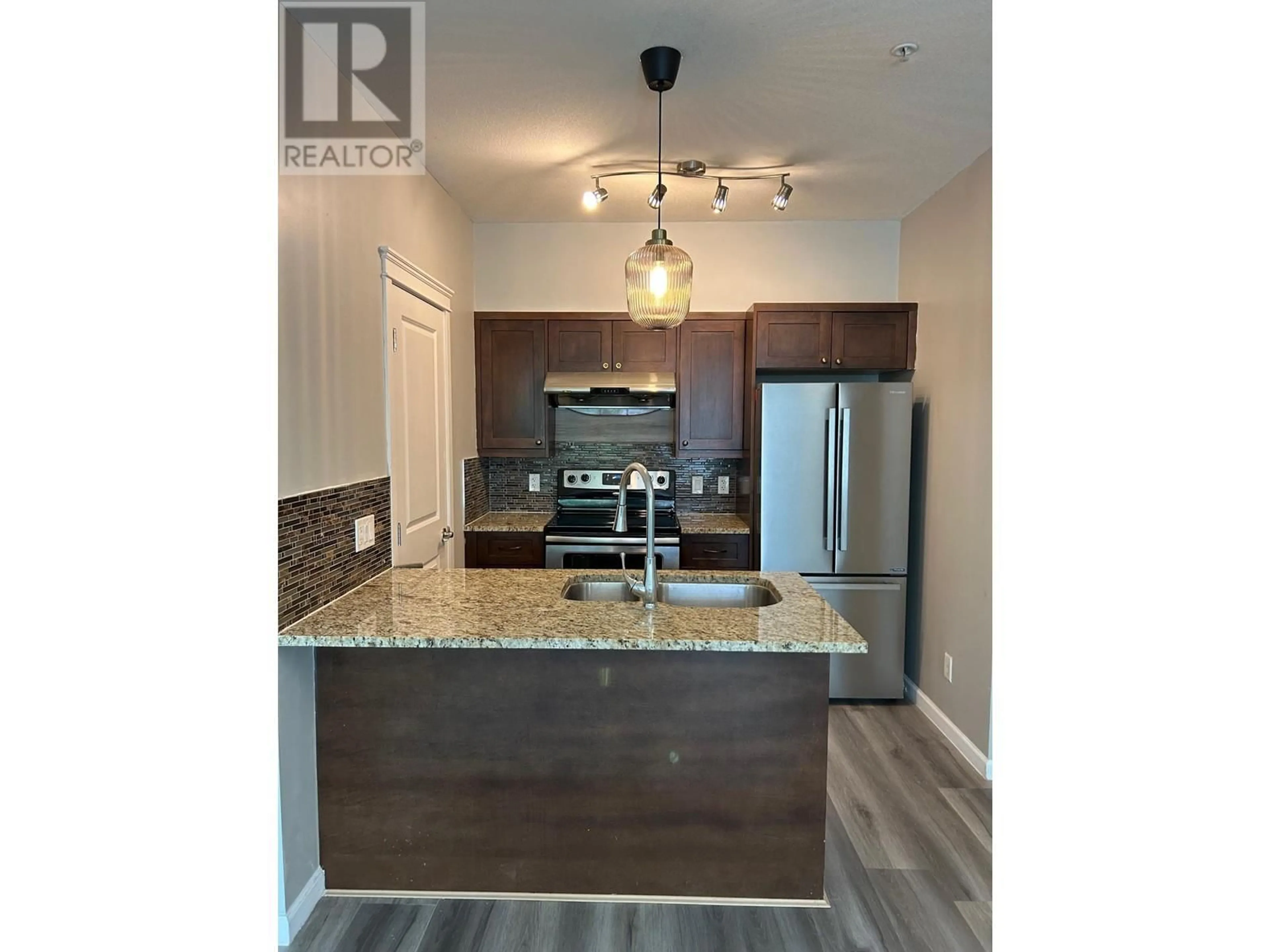 Open concept kitchen, wood/laminate floor for 103 - 22858 LOUGHEED HIGHWAY, Maple Ridge British Columbia V2X2V6
