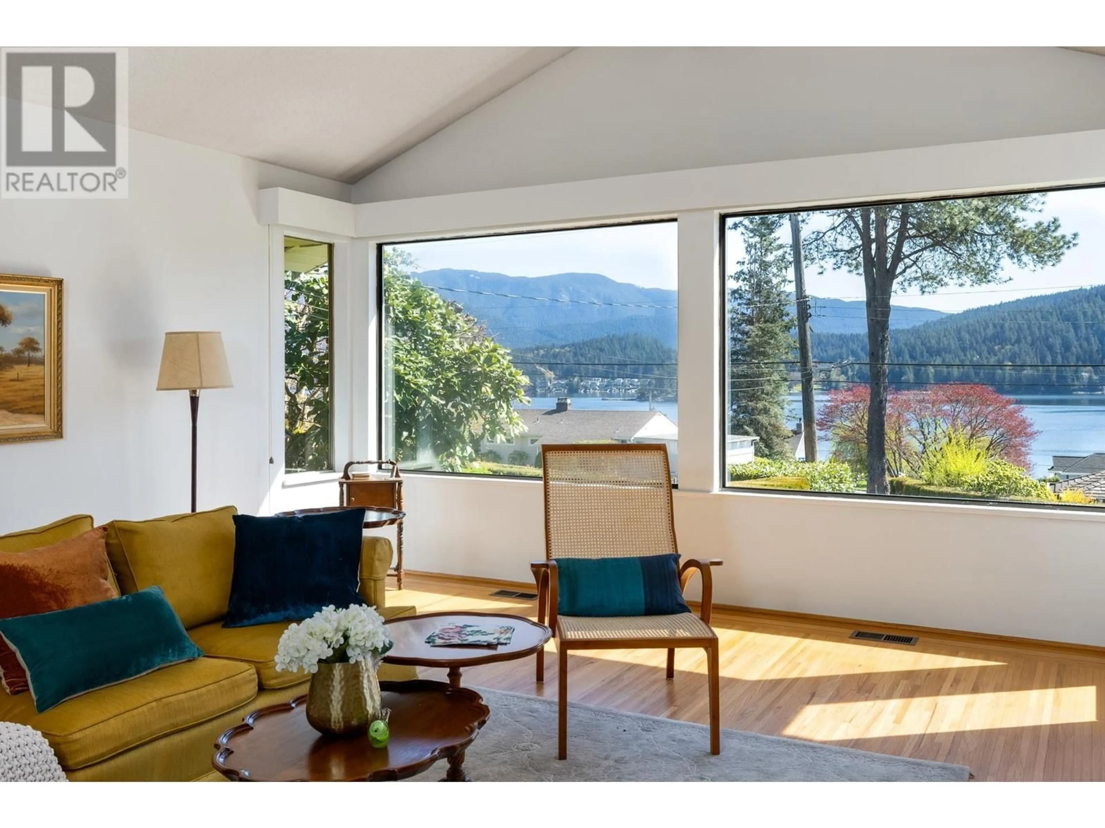 Living room with furniture, wood/laminate floor for 587 BEACHVIEW DRIVE, North Vancouver British Columbia V7G1P8