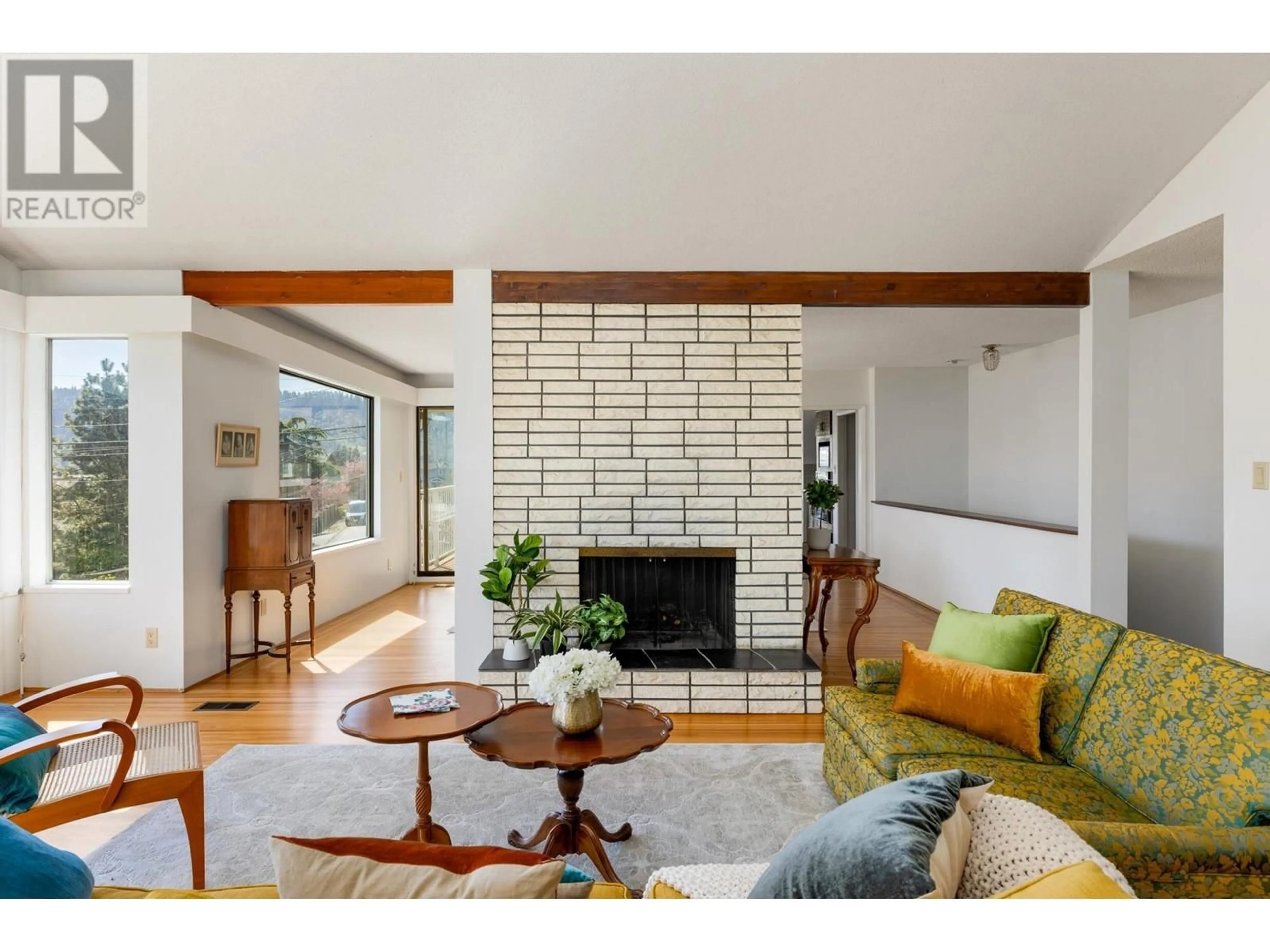 Living room with furniture, unknown for 587 BEACHVIEW DRIVE, North Vancouver British Columbia V7G1P8