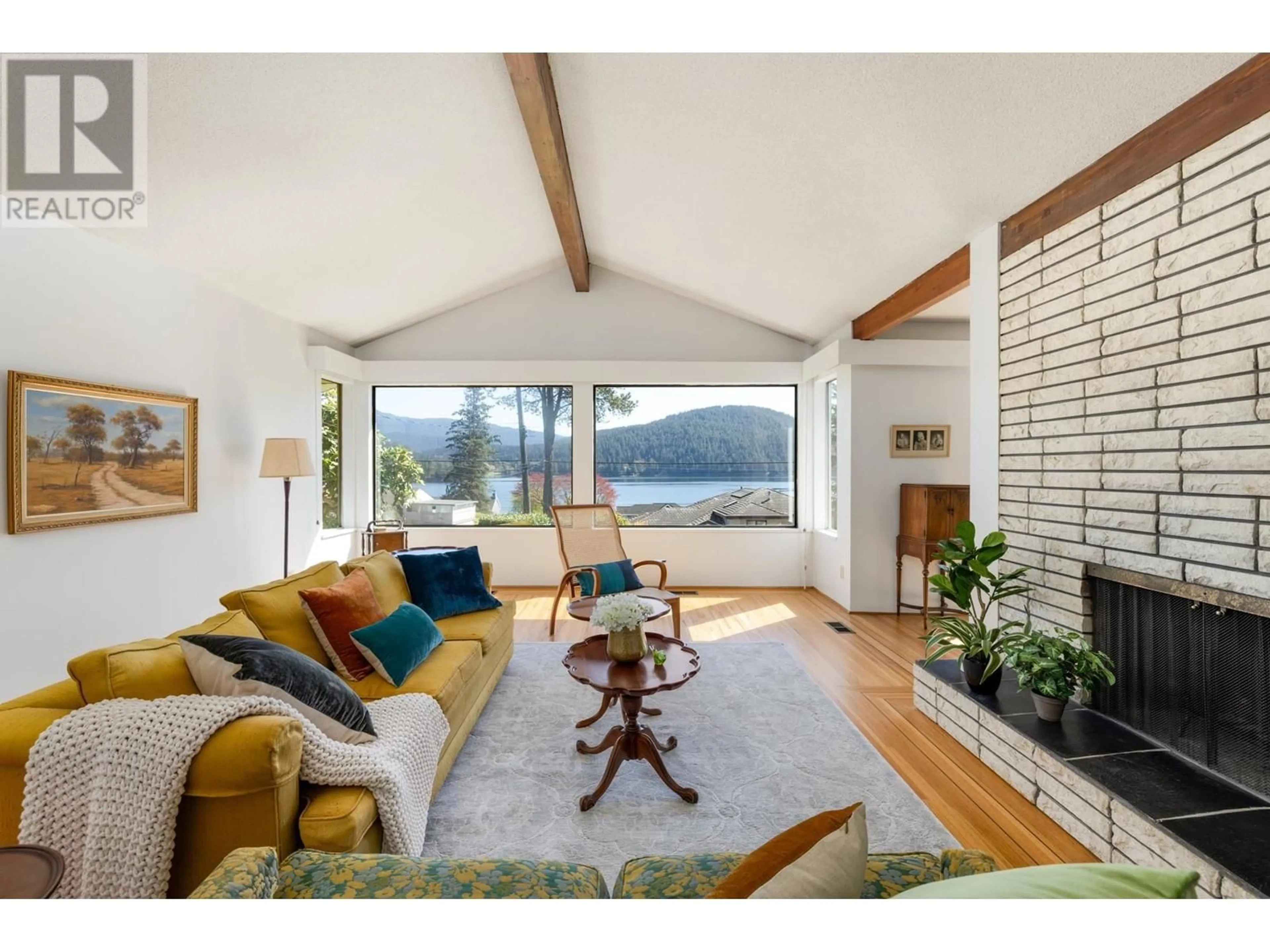 Living room with furniture, unknown for 587 BEACHVIEW DRIVE, North Vancouver British Columbia V7G1P8