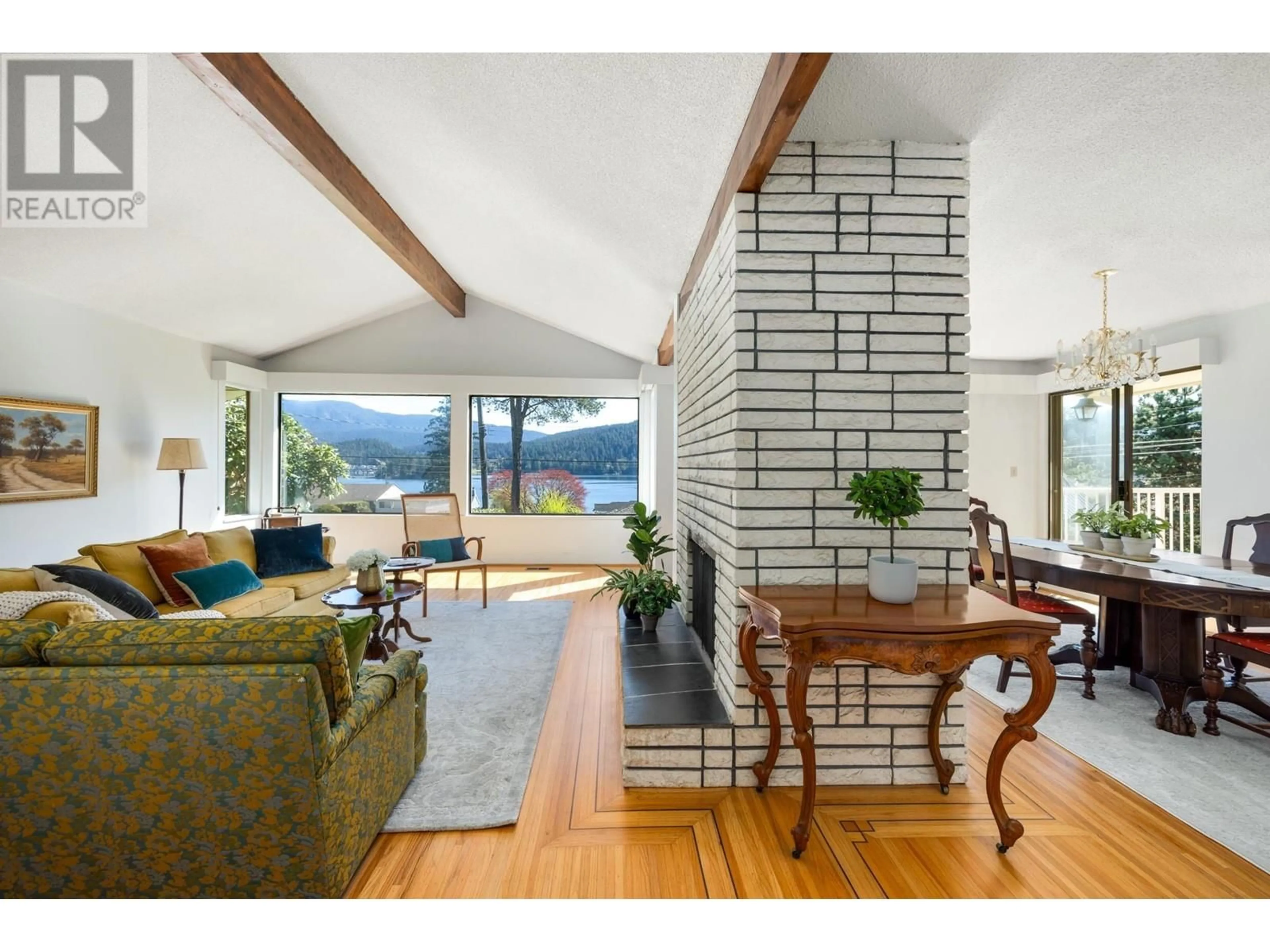 Living room with furniture, unknown for 587 BEACHVIEW DRIVE, North Vancouver British Columbia V7G1P8