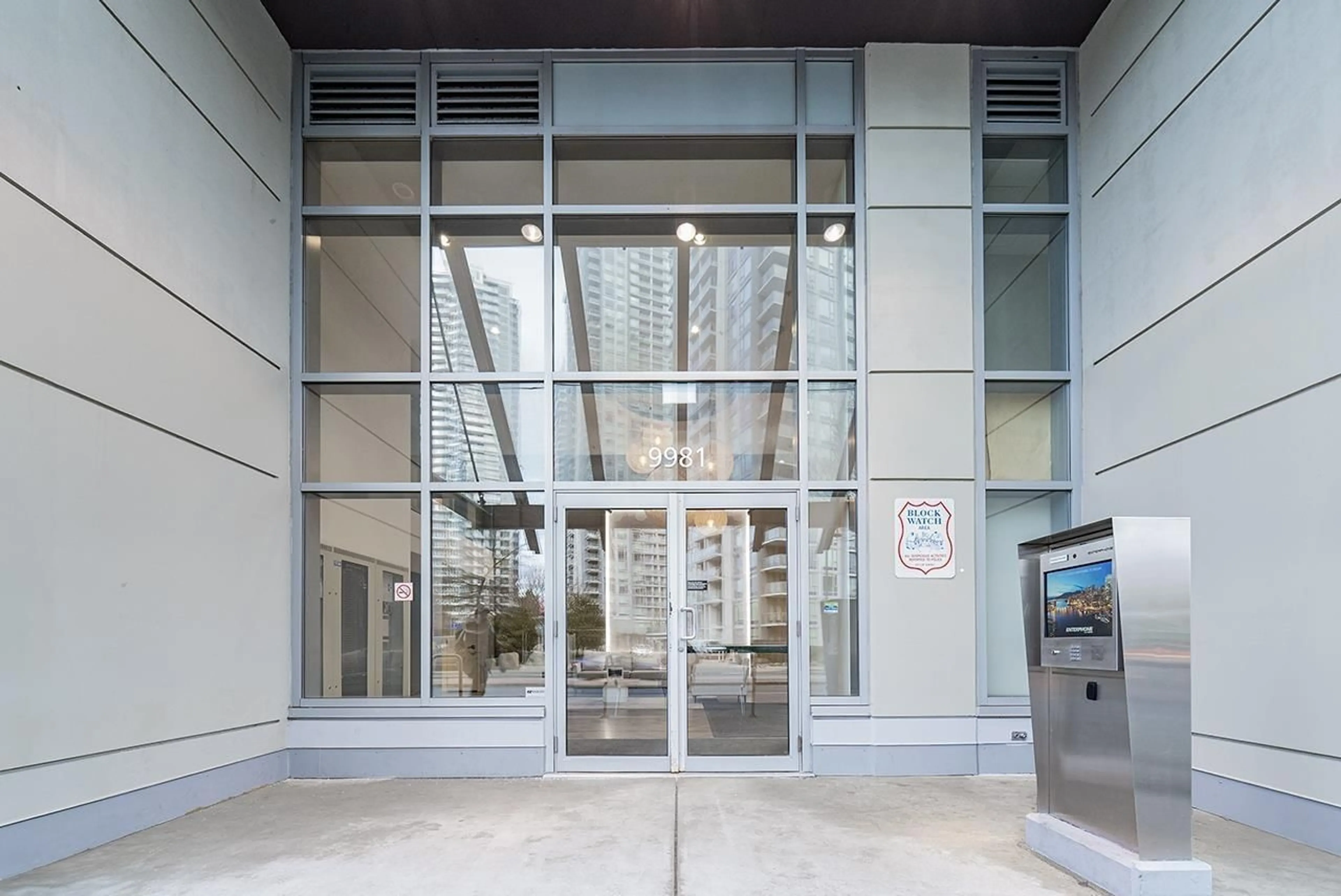 Indoor foyer for 2909 - 9981 WHALLEY, Surrey British Columbia V3T0H5
