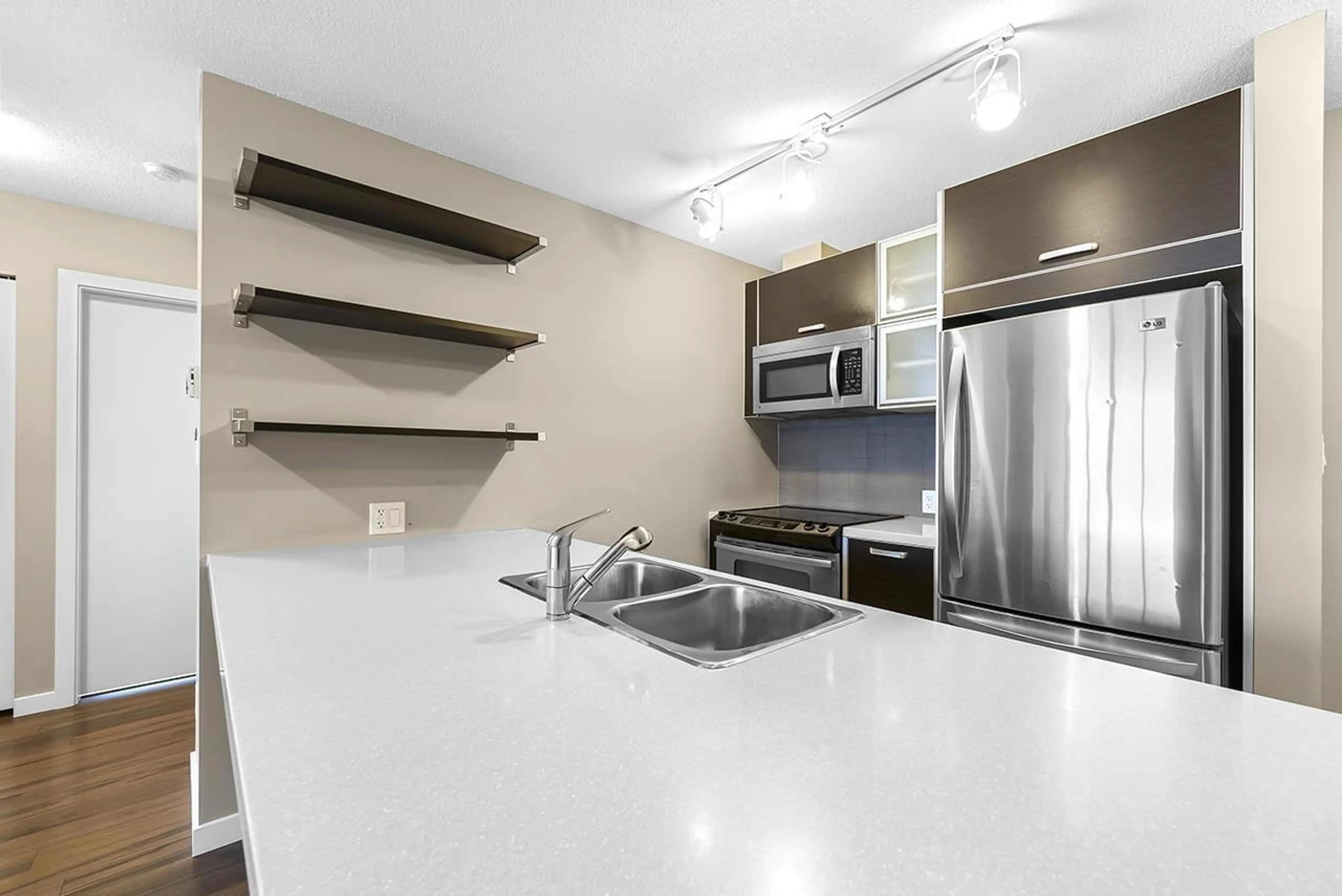 Standard kitchen, unknown for 2909 - 9981 WHALLEY, Surrey British Columbia V3T0H5