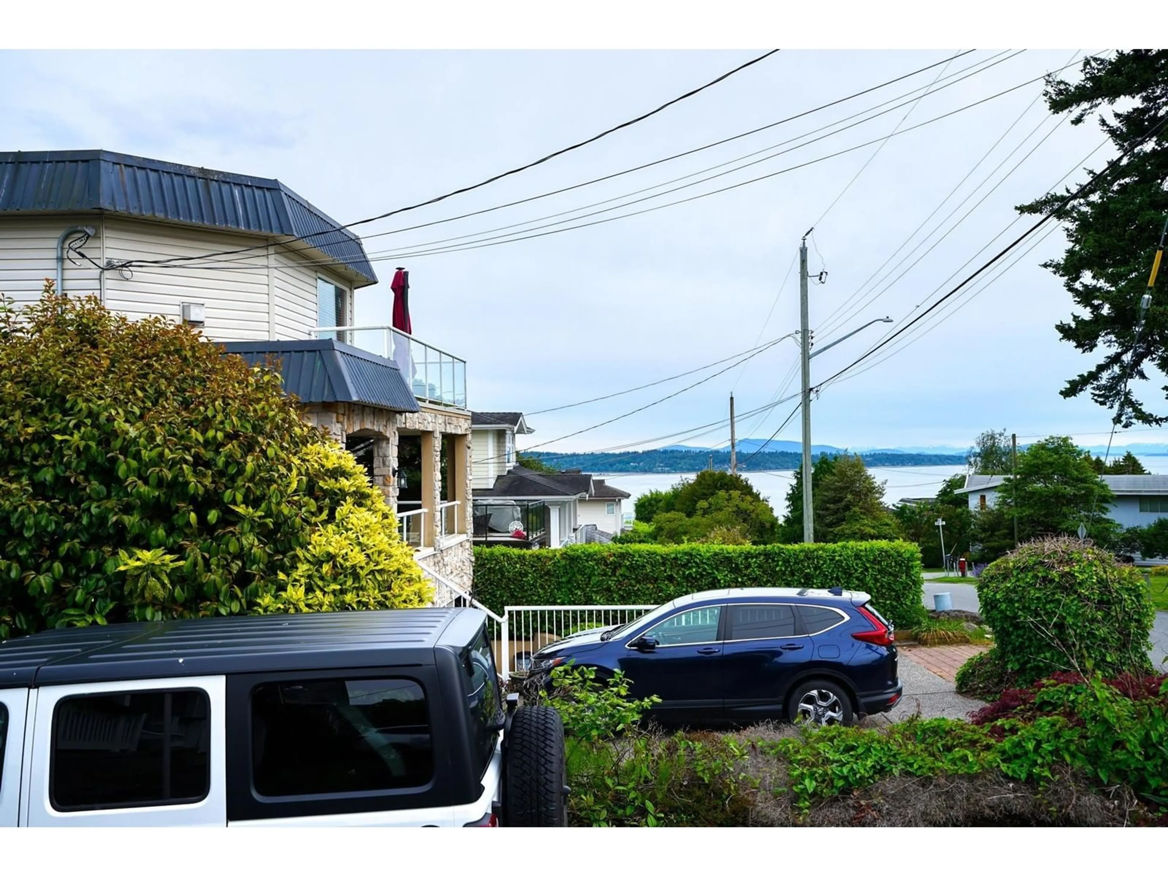 A pic from outside/outdoor area/front of a property/back of a property/a pic from drone, street for 1154 FINLAY, White Rock British Columbia V4B4K8