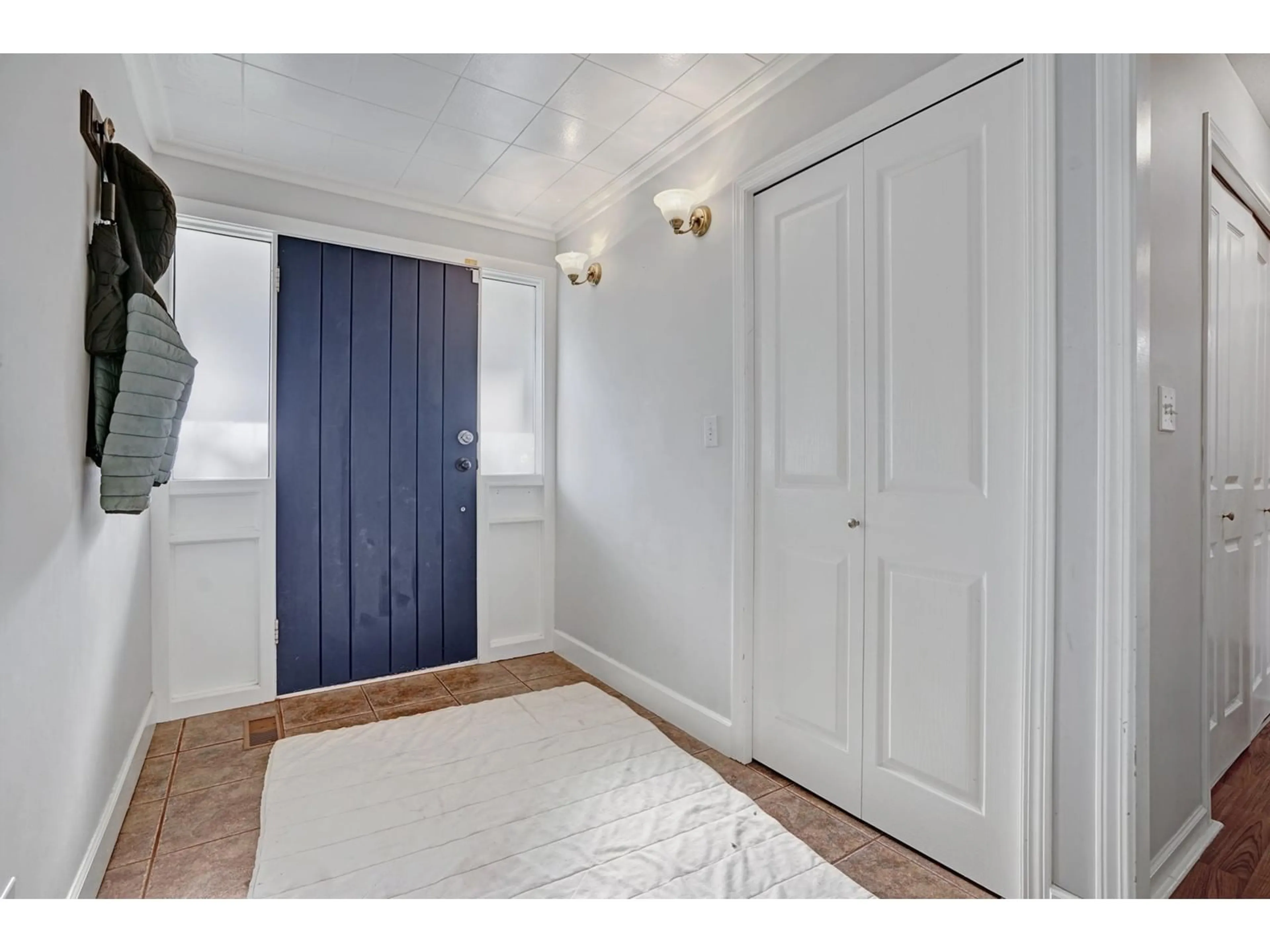 Indoor entryway for 1154 FINLAY, White Rock British Columbia V4B4K8