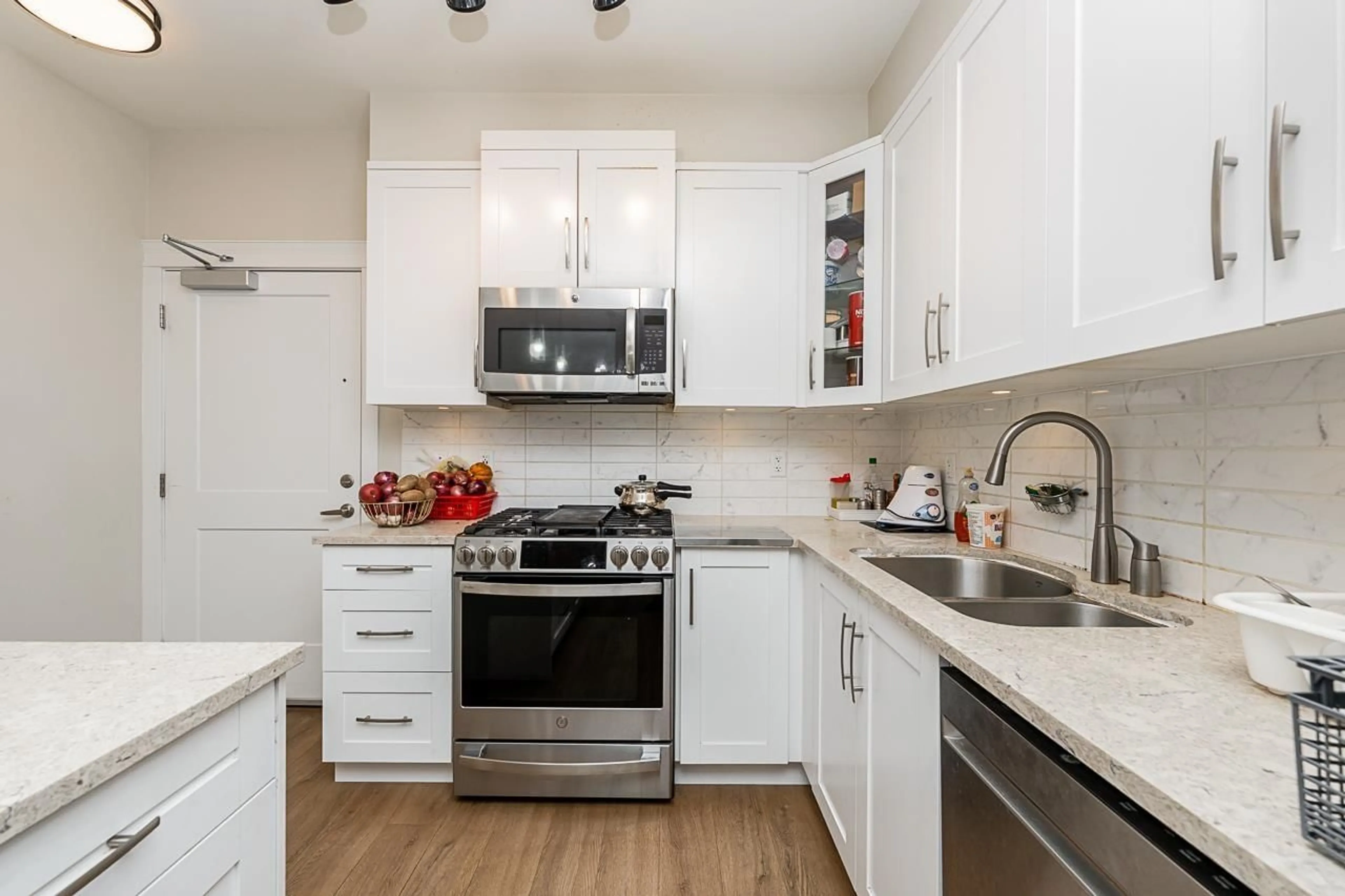 Standard kitchen, unknown for 205 - 11077 RAVINE, Surrey British Columbia V3T0R7