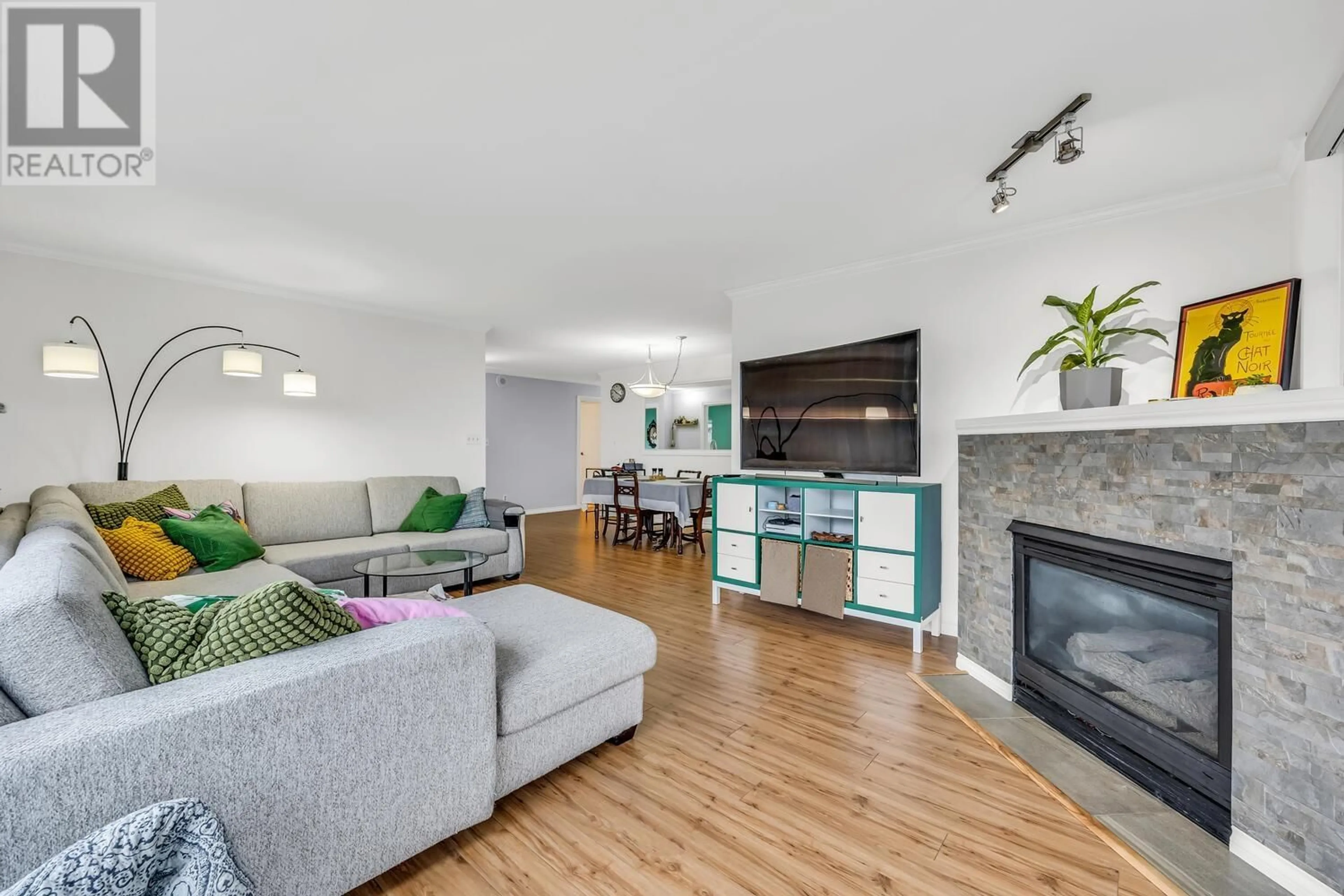 Living room with furniture, wood/laminate floor for 606 - 98 TENTH STREET, New Westminster British Columbia V3M6L8