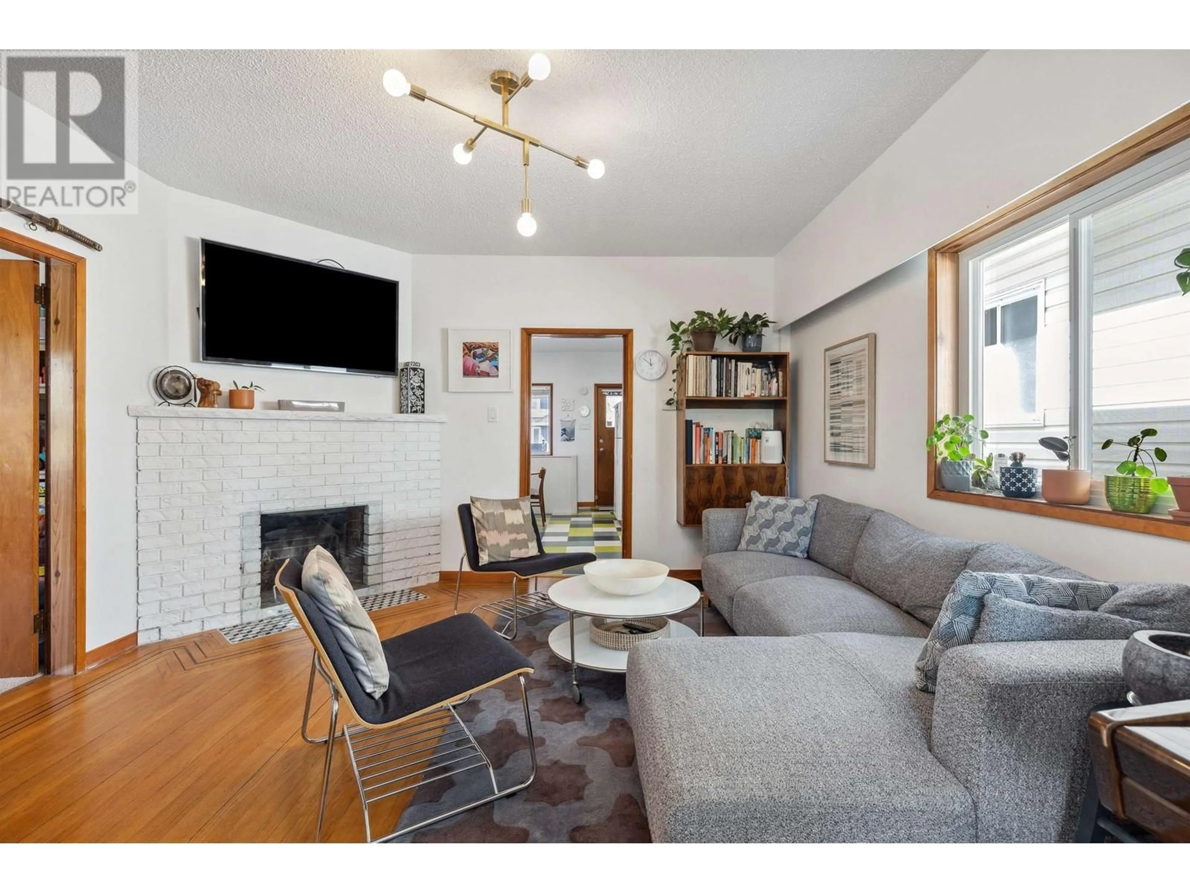 Living room with furniture, wood/laminate floor for 5251 WINDSOR STREET, Vancouver British Columbia V5W3H7