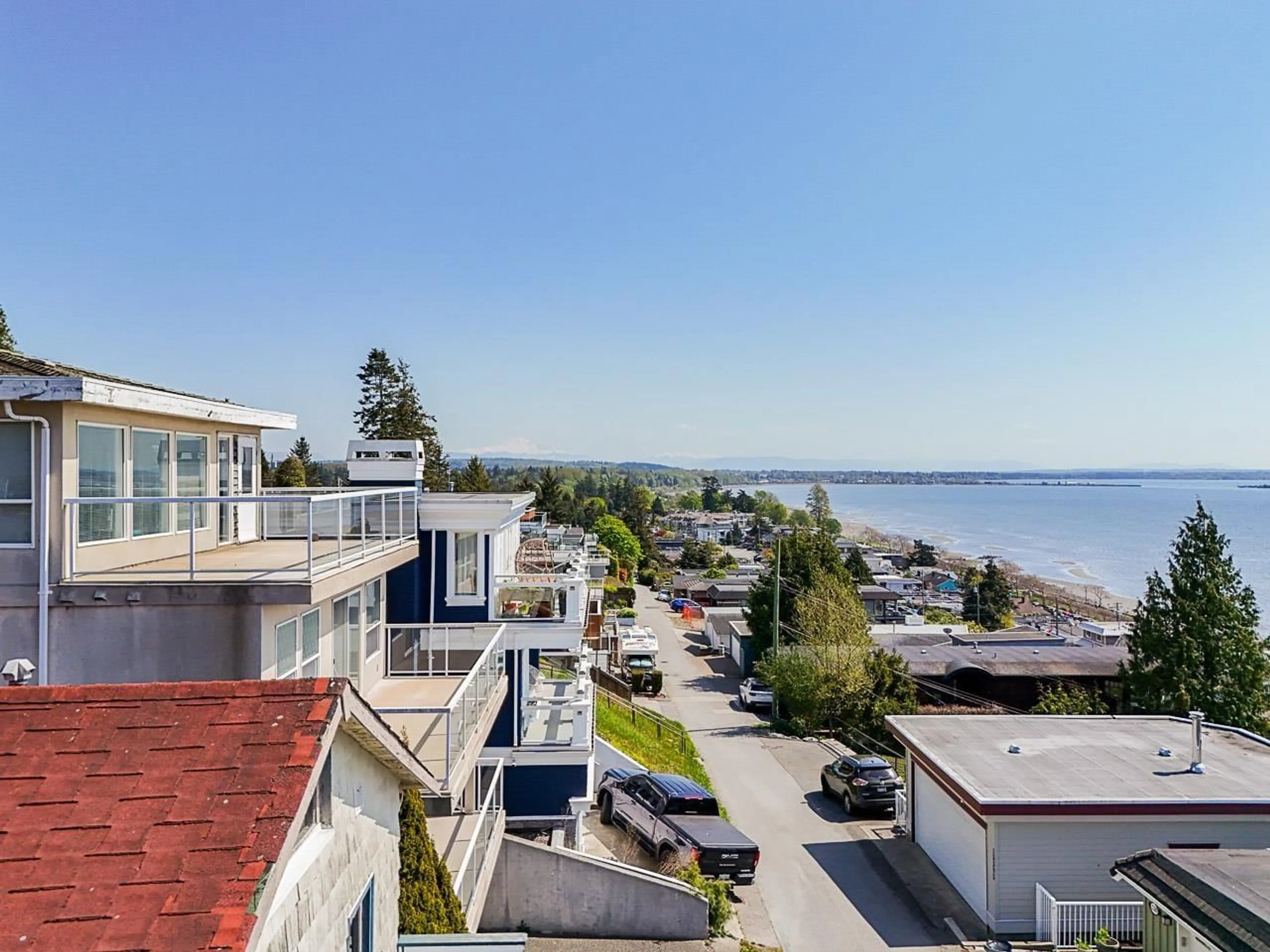 A pic from outside/outdoor area/front of a property/back of a property/a pic from drone, city buildings view from balcony for 15412 COLUMBIA, White Rock British Columbia V4B1J9