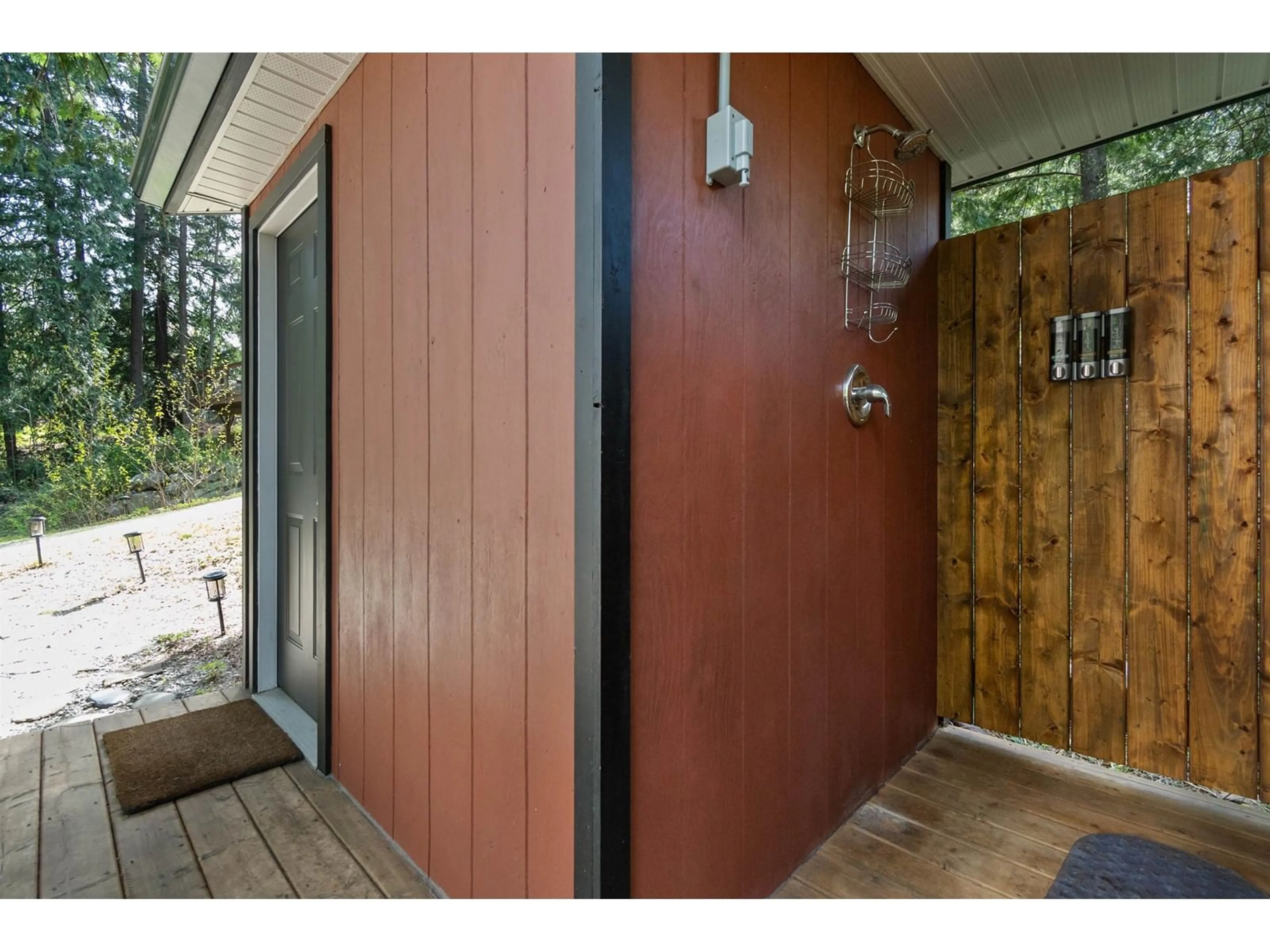 Indoor entryway for 27294 YURKIN ROAD, Hope British Columbia V0X1L3