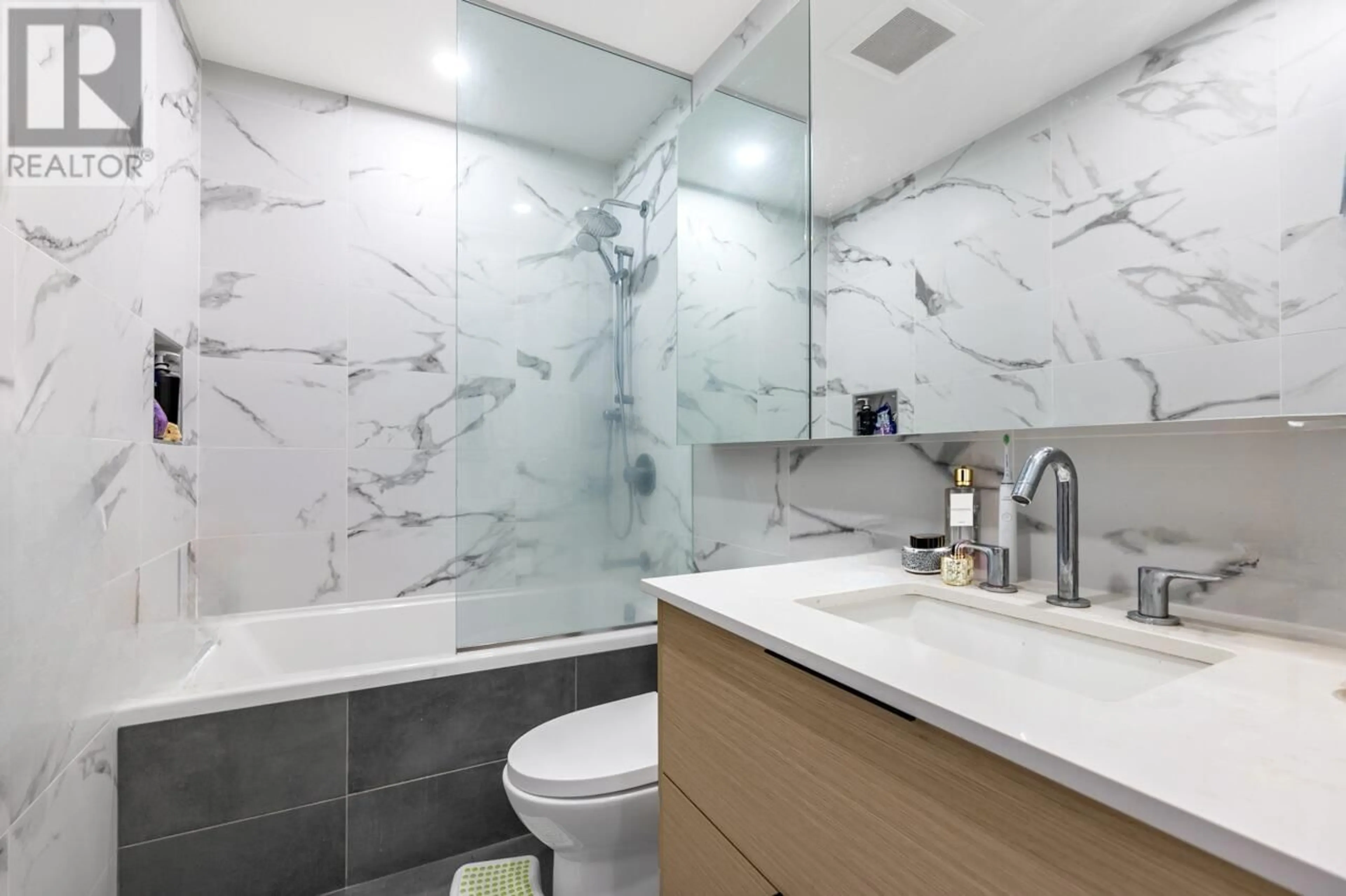 Standard bathroom, ceramic/tile floor for 1607 - 4711 HAZEL STREET, Burnaby British Columbia V5H0J9