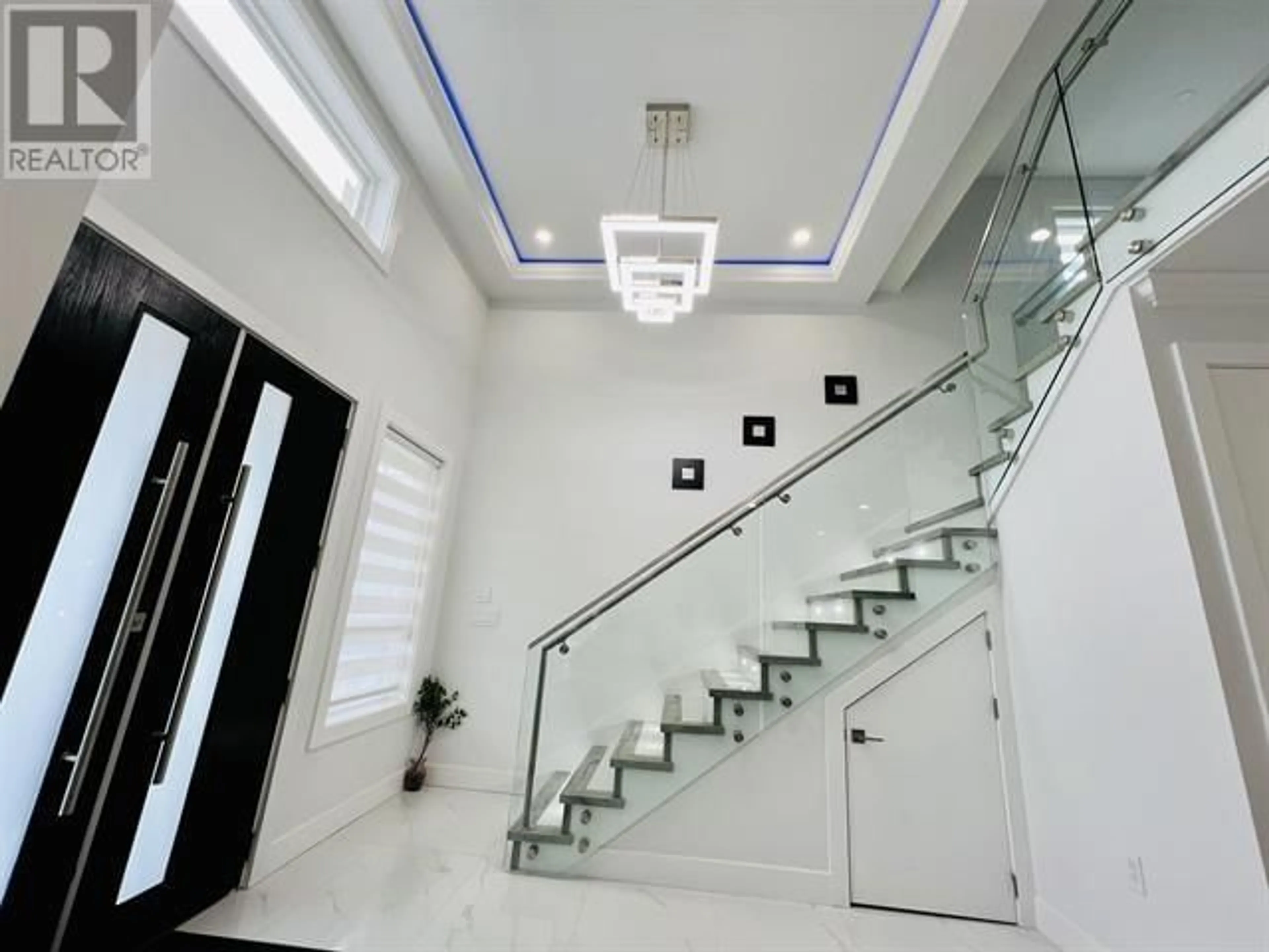 Indoor foyer for 1006 SALTER STREET, New Westminster British Columbia V3M5A6