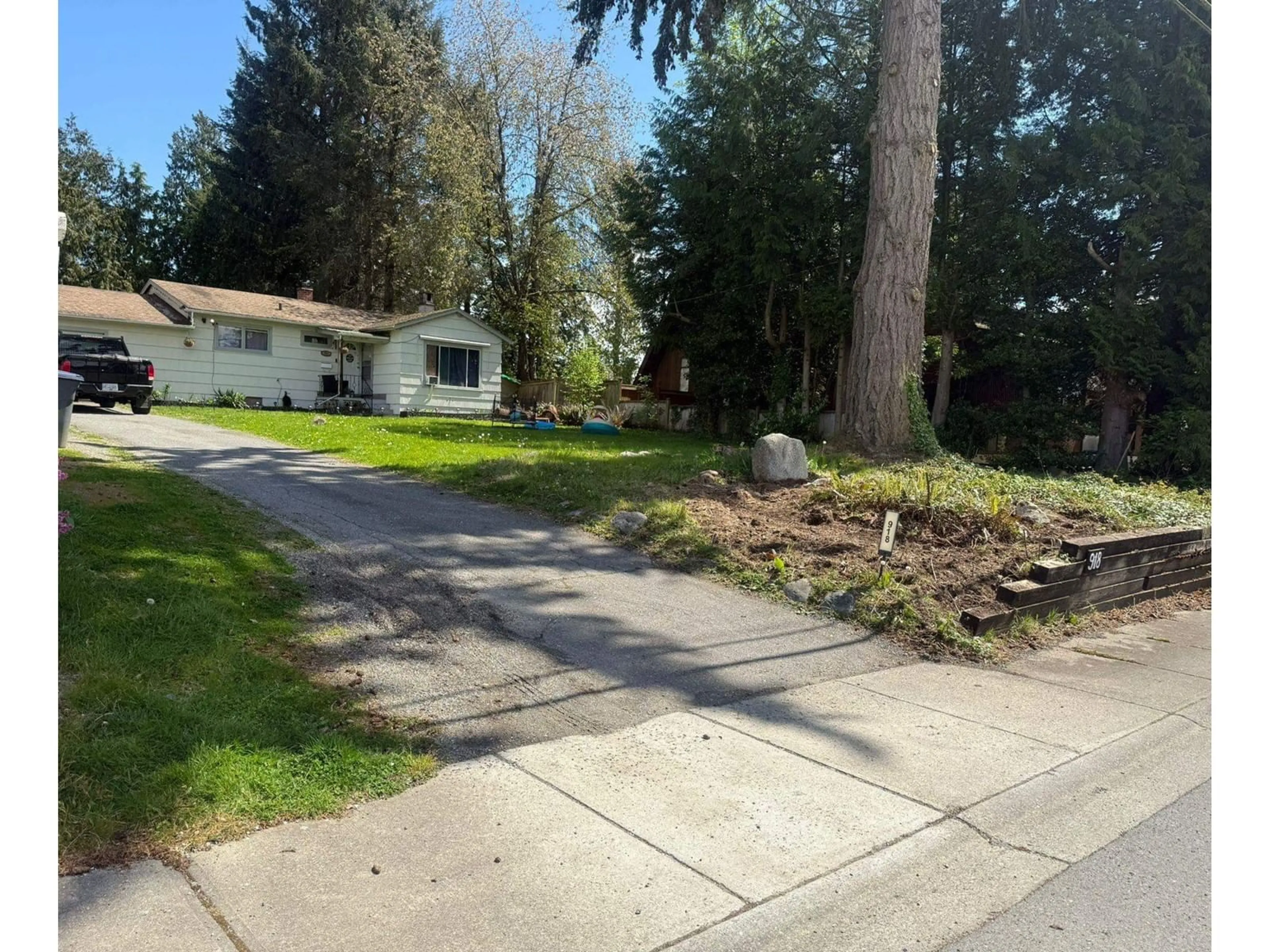 A pic from outside/outdoor area/front of a property/back of a property/a pic from drone, street for 918 164, Surrey British Columbia V4A4Y5